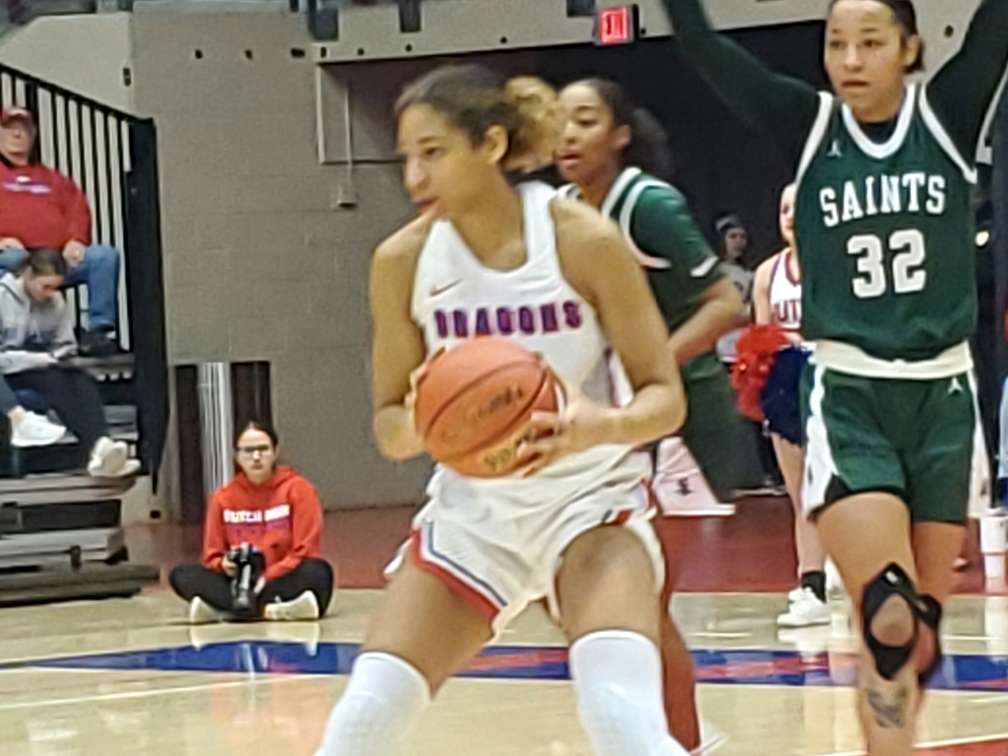 Monae Duffy looks to pass the ball in the paint in the HutchCC victory over Seward County on Wednesday, Jan. 10. Photo by Daren Dunn.
