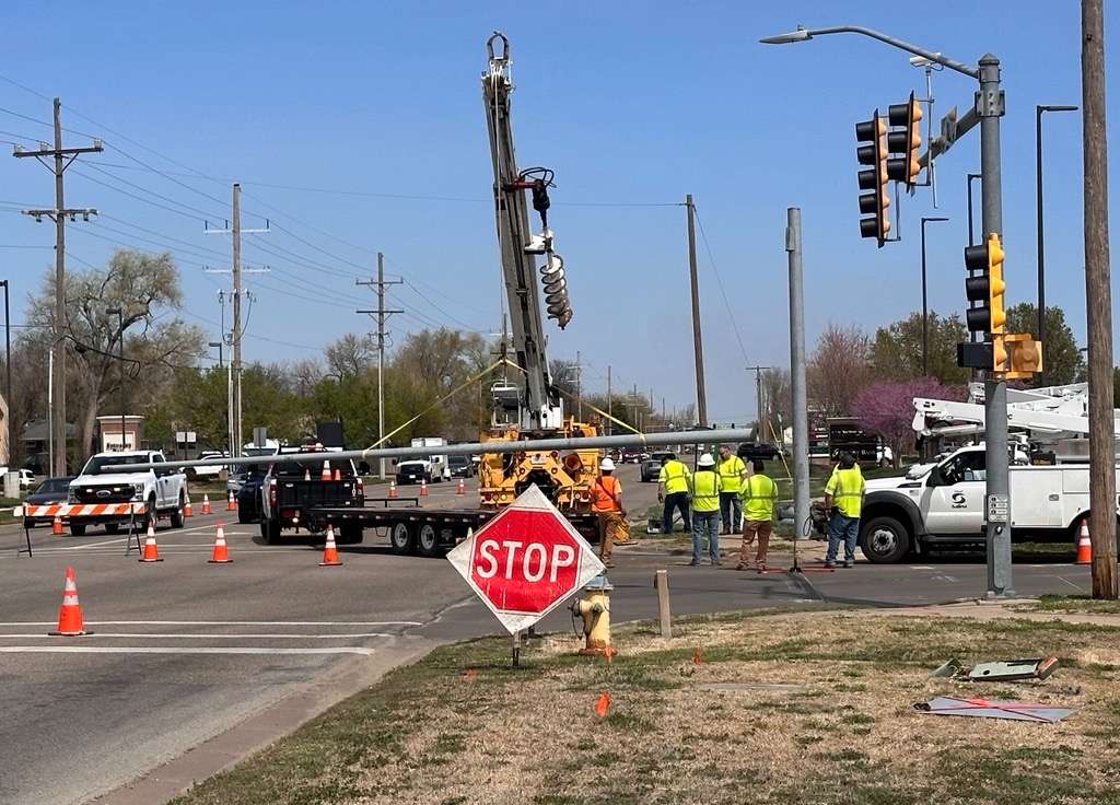 City work crews repair a traffic signal pole located at the intersection of Cloud and Ohio streets.&nbsp;<b>Photo by Nate King</b>