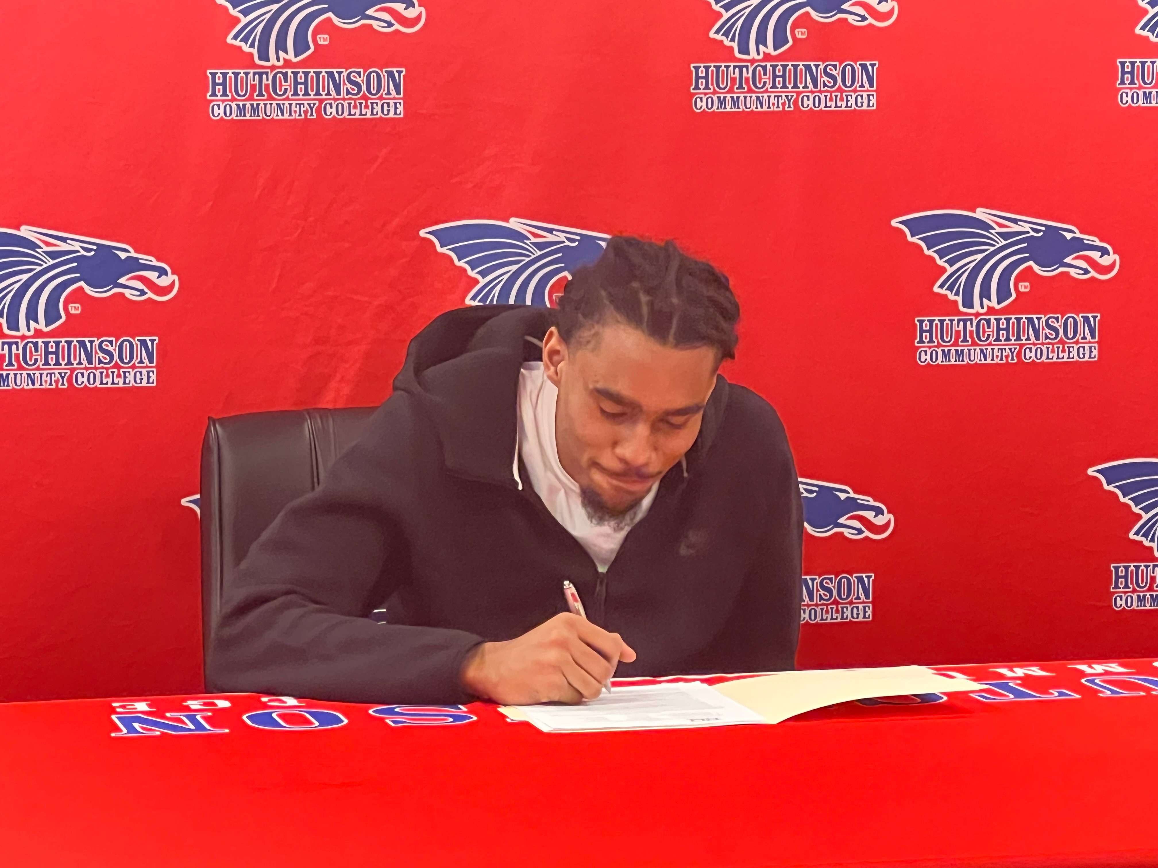 Kam Thomas signs his NLI with Nebraska Omaha on Wednesday, April 17, 2024. (Hutch Post Photo/Sean Boston)