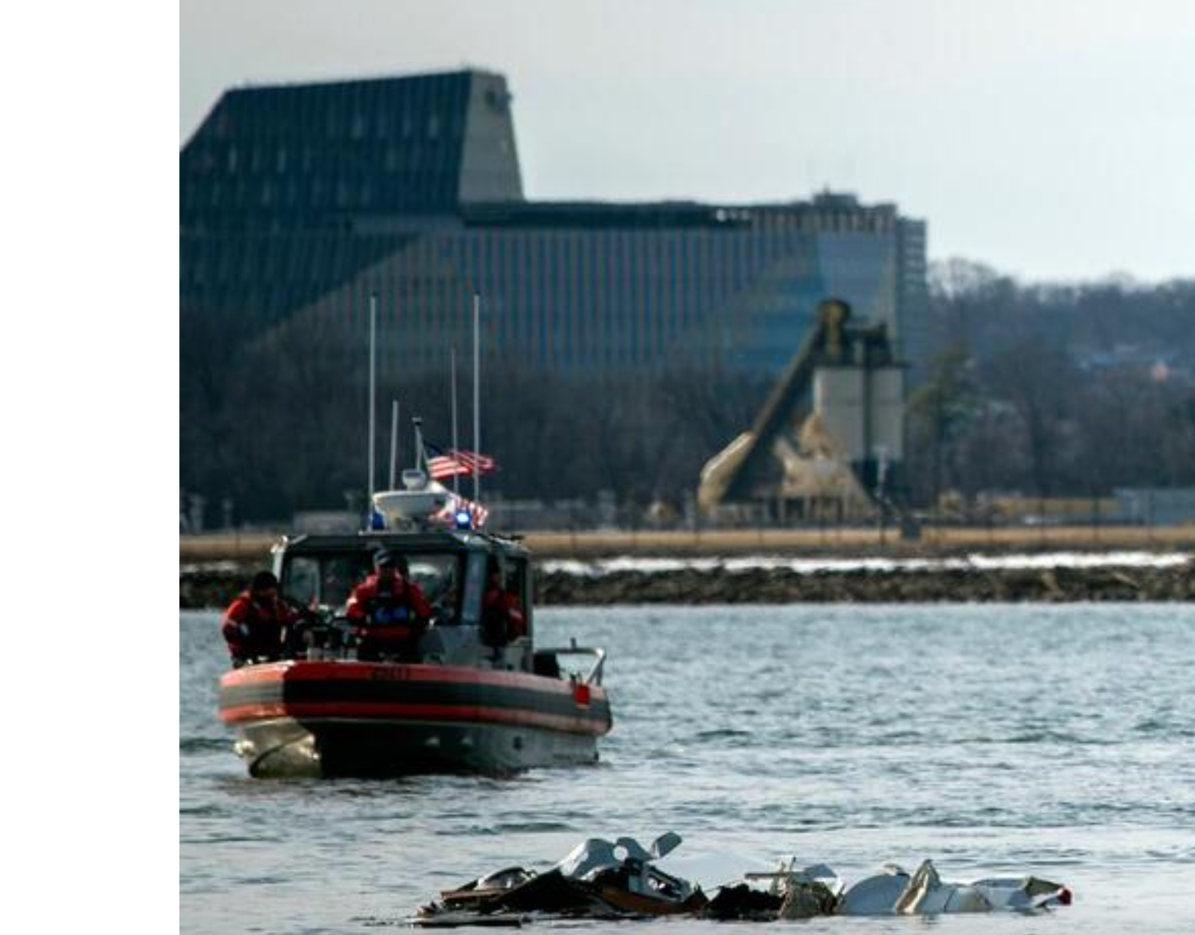Divers return to the Potomac River for plane crash recovery, investigation
