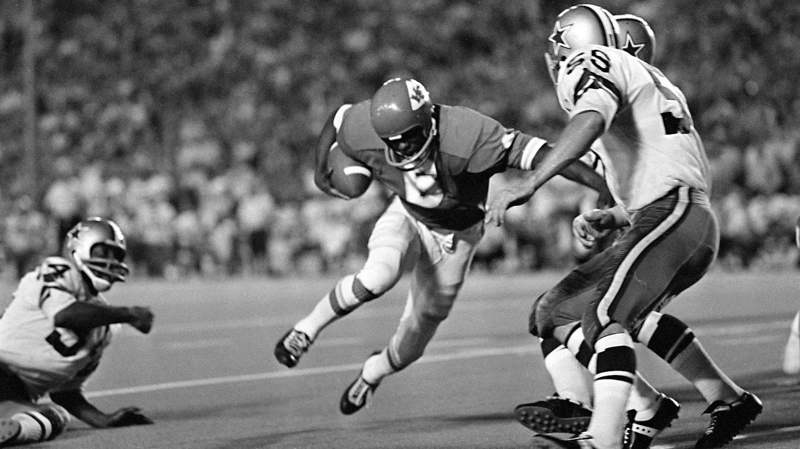  Warren McVea (6) Kansas City Chiefs running back is stopped on an end run by Dallas Cowboy Leroy Jordan (55) in the first quarter action in Dallas, Sept. 5, 1970. (AP Photo/Fred Kaufman,File)
