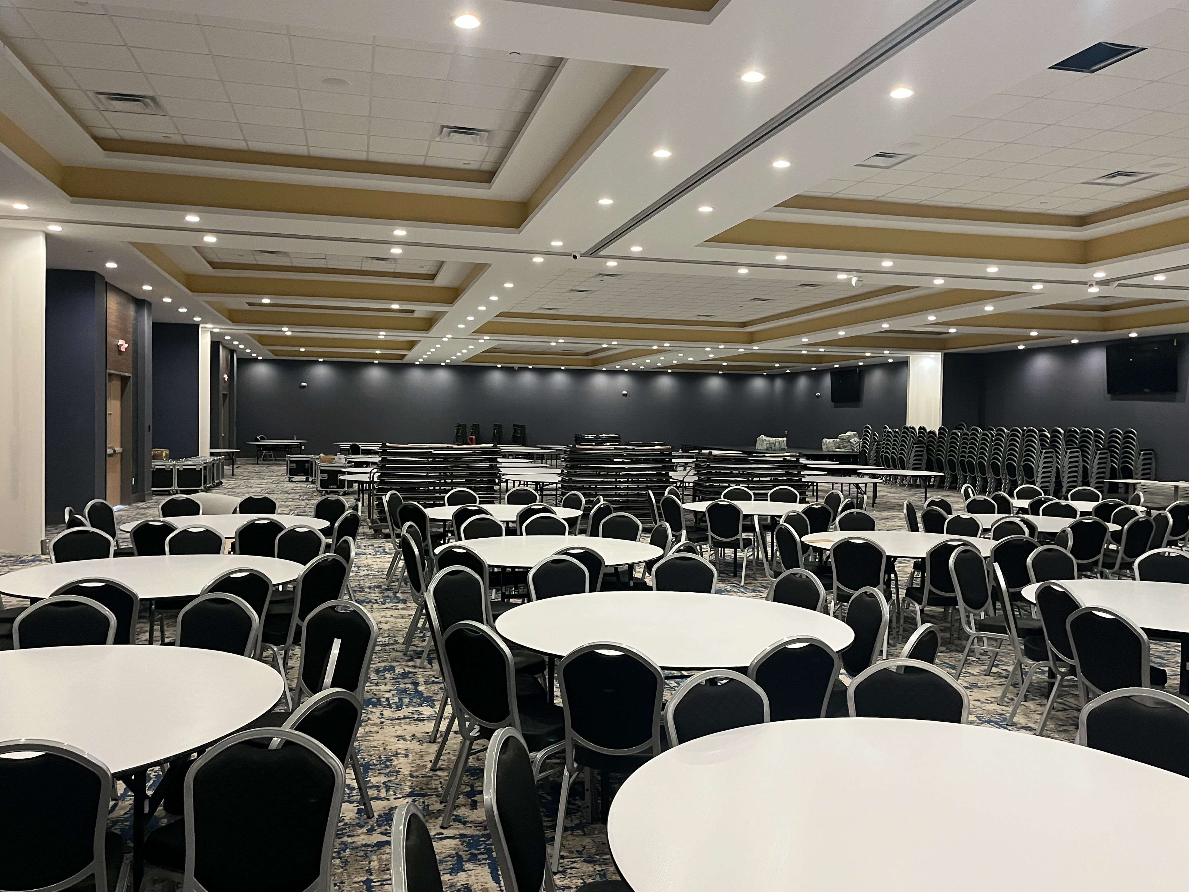 Hilton Garden Inn has 14,000 square feet of flexible meeting and conference space, capable of accommodating conventions, weddings, and large gatherings. (Hutch Post photo / Marc Jacobs)