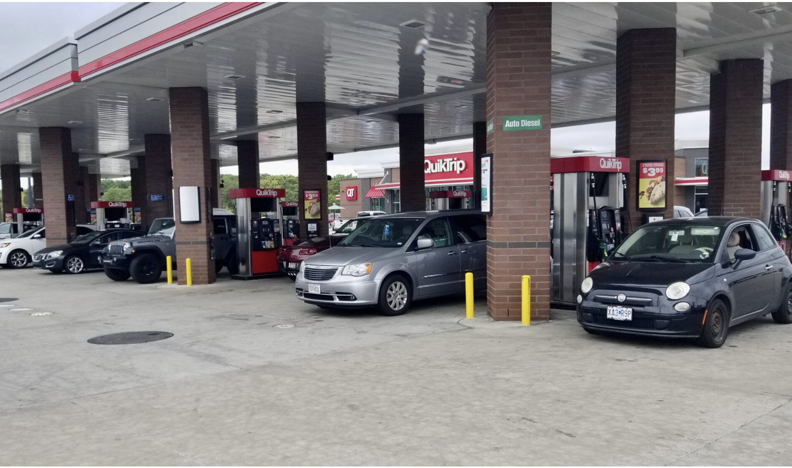 Customers keep the fuel pumps flowing at a Columbia convenience store near Interstate 70 on the day a gas tax hike took effect Oct. 1, 2021 (Rudi Keller/Missouri Independent).