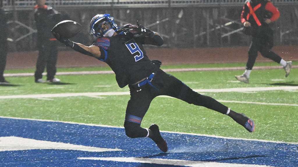 Kordell Gouldsby makes a tremendous grab for a 30-yard touchdown in the first quarter of No. 1 Hutchinson's 31-0 victory over No. 10 Coffeyville on Saturday night at Gowans Stadium. (Andrew Carpenter/Digital Fox Photography)
