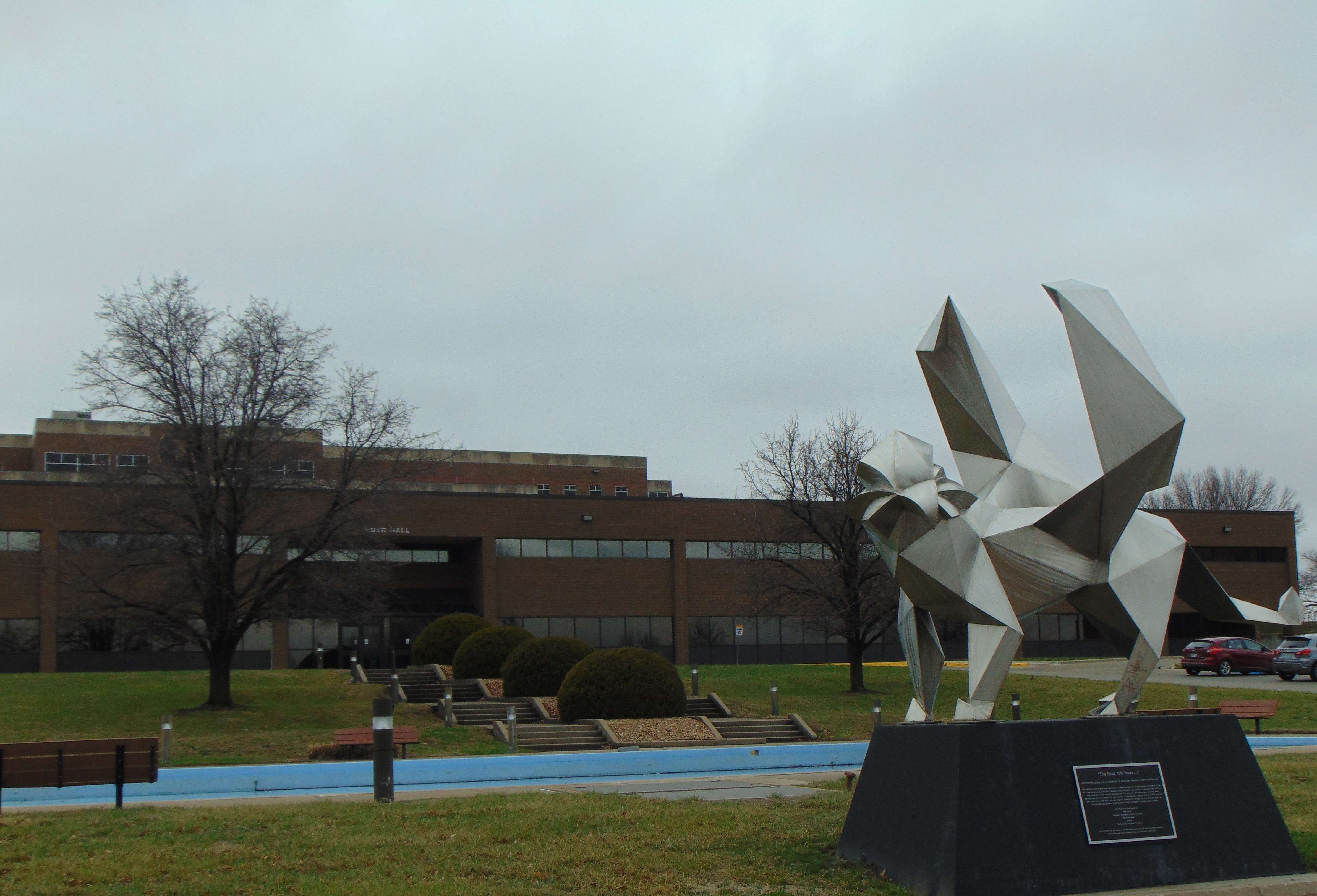 Missouri Western State University_Griffon statue