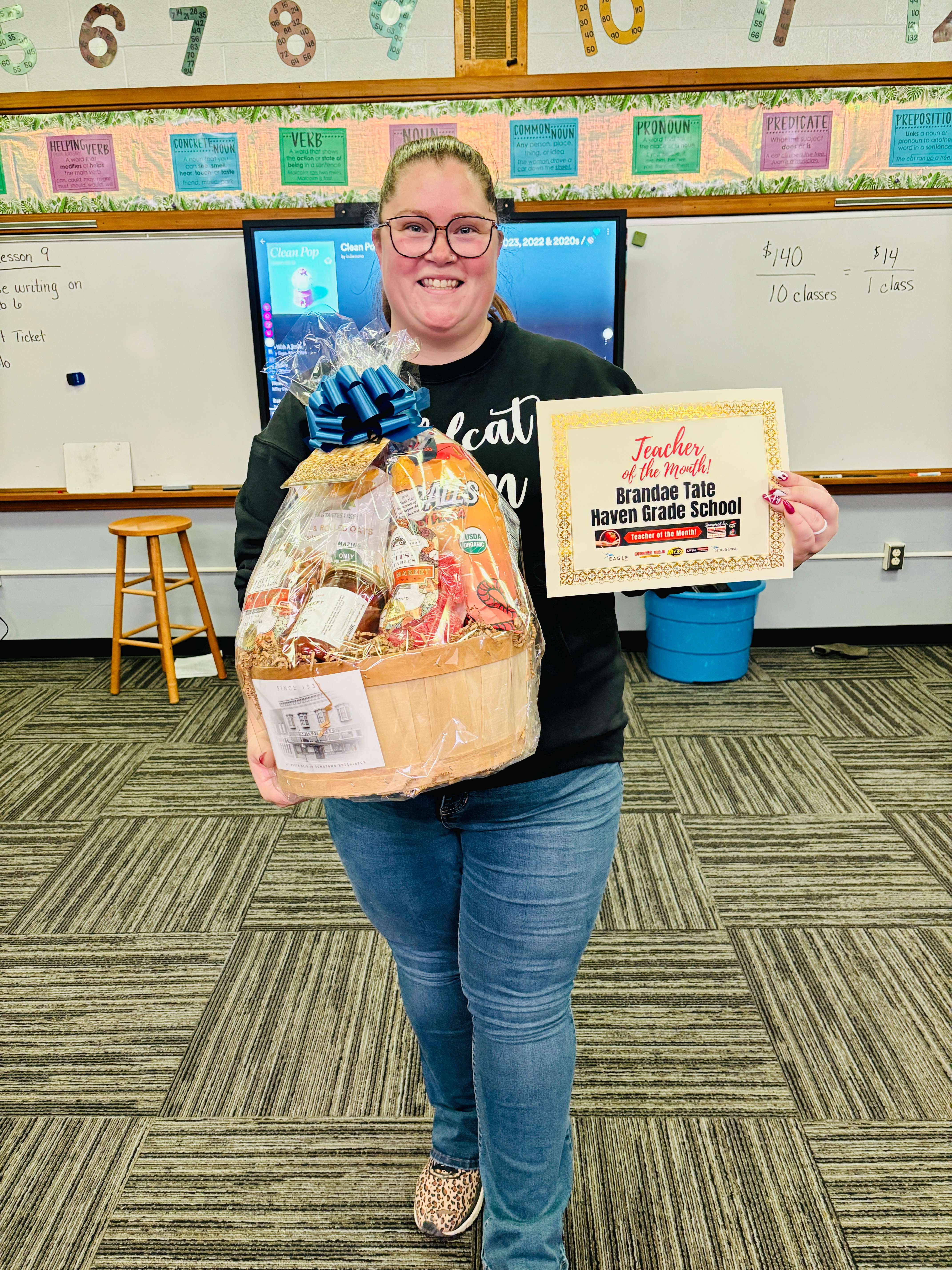 Haven Grade School sixth-grade teacher Brandae Tate, center, was recognized as the Allen Samuels Chrysler Dodge Jeep Ram Teacher of the Month for October. Tate is pictured with her class and representatives from Allen Samuels and Eagle Media. (Hutch Post Photo)