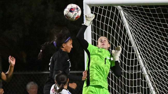Posting shutouts in the the first two rounds of the Region 6 Tournament, Blue Dragon freshman goalkeeper Evie Carvell and Hutchinson play Cowley in the regional championship game at 2 p.m. on Saturday in Kansas City, KS (Andrew Carpenter/Blue Dragon Sports Information)
