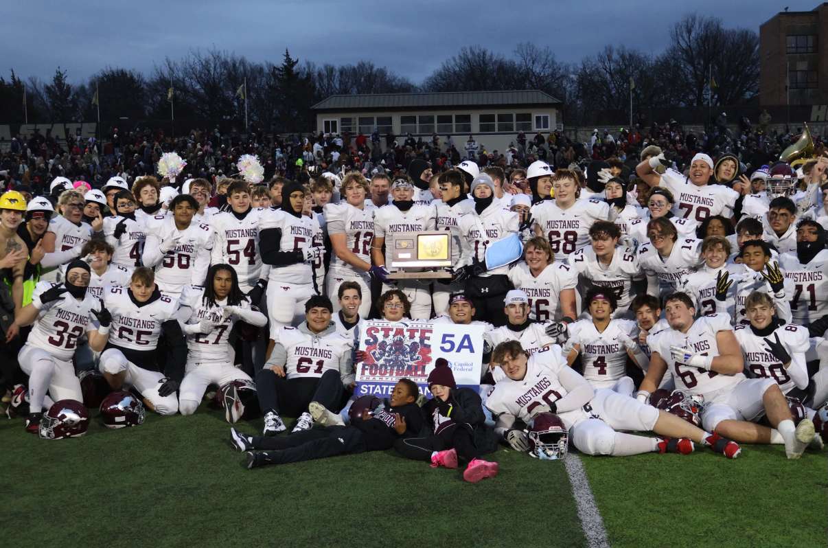 The Mustangs celebrate a 5A state title as a team - Photo by Kaiden Comeau.