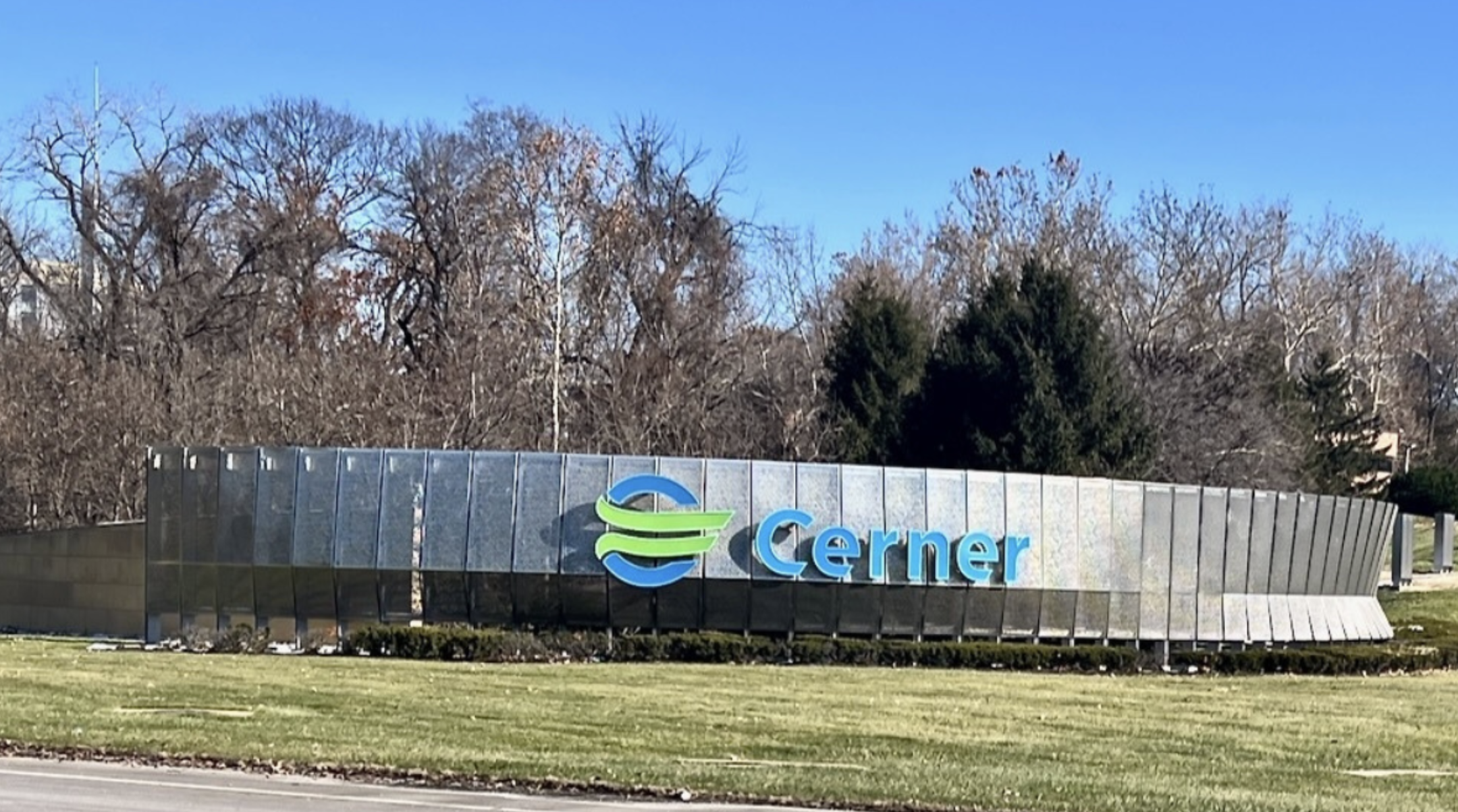 Oracle purchased Cerner in 2022 in a deal valued at $28 billion. The company’s old logo remains outside its former North Kansas City headquarters (Suzanne King/The Beacon).