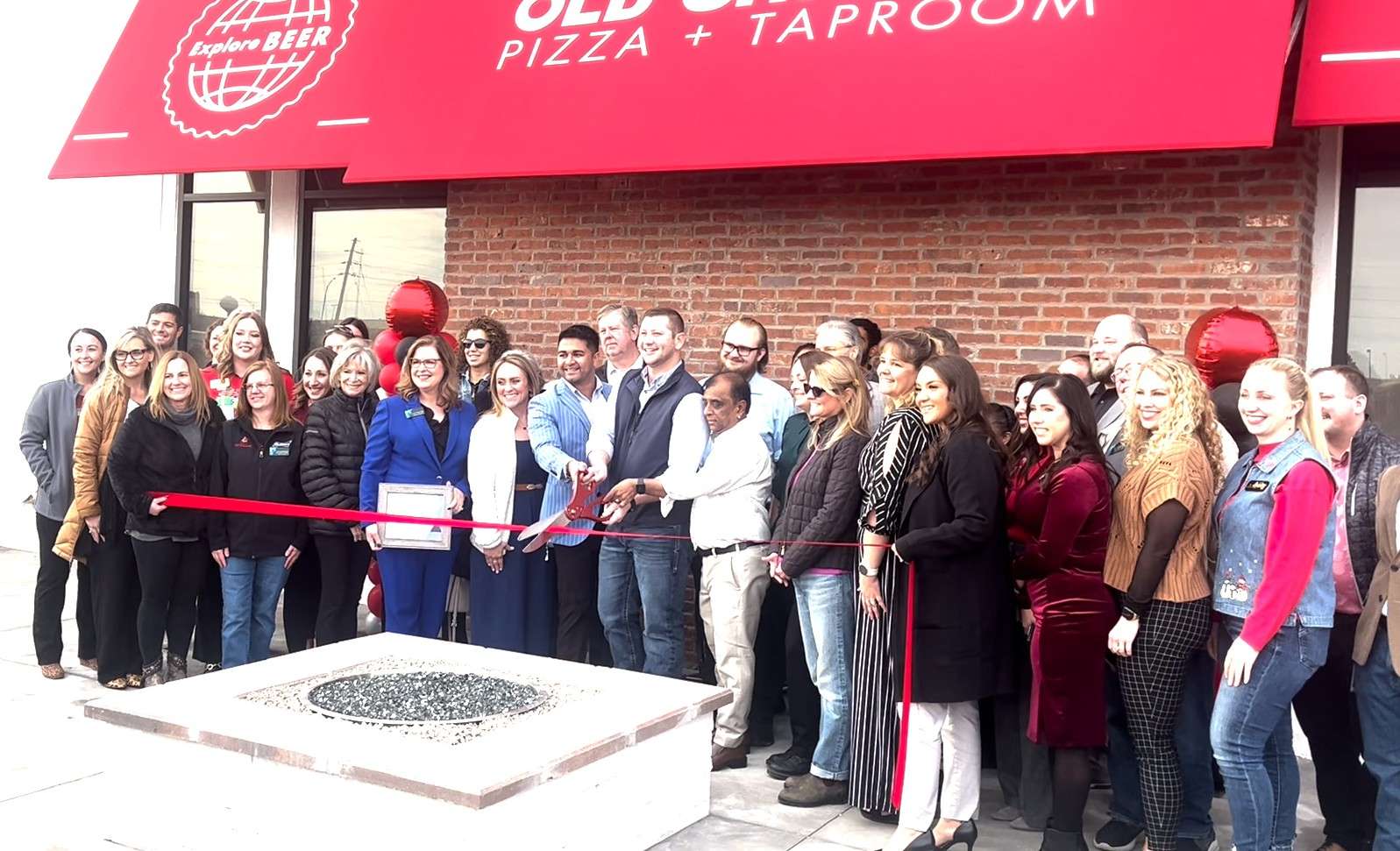 Old Chicago ribbon cutting (Hutch Post photo/Marc Jacobs)