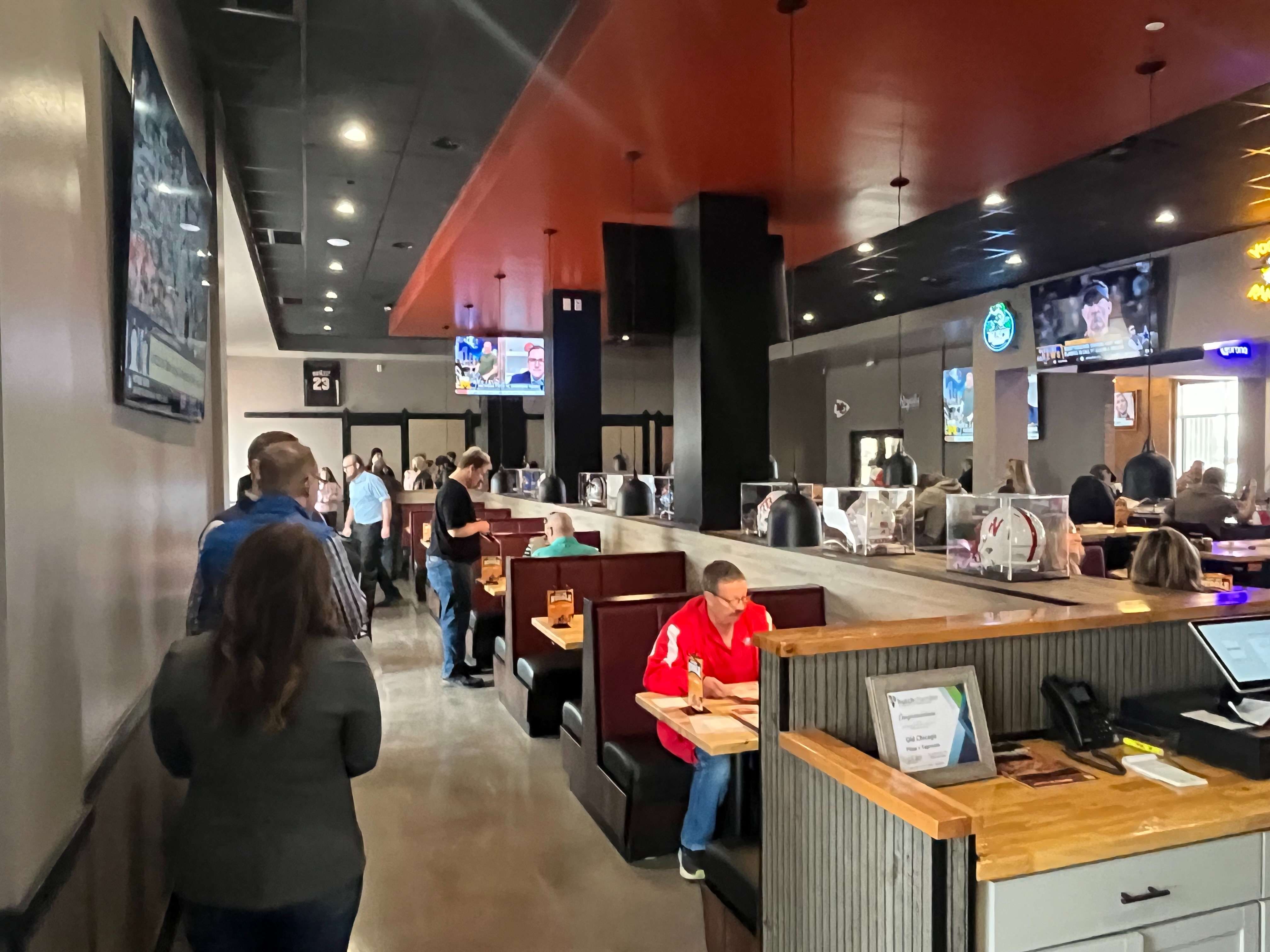 Old Chicago (Hutch Post photo/Marc Jacobs)