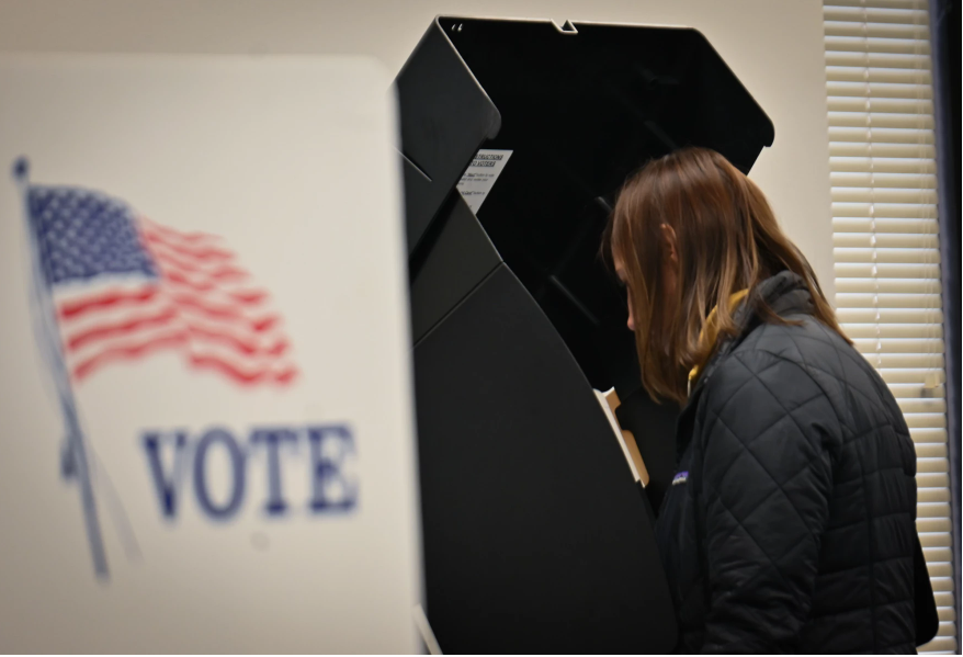 Voters in Kansas City, Kansas, showing up at the Wyandotte County Election office for the last minutes of early voting on Nov. 7, 2022.&nbsp;Carlos Moreno / KCUR 89.3 V