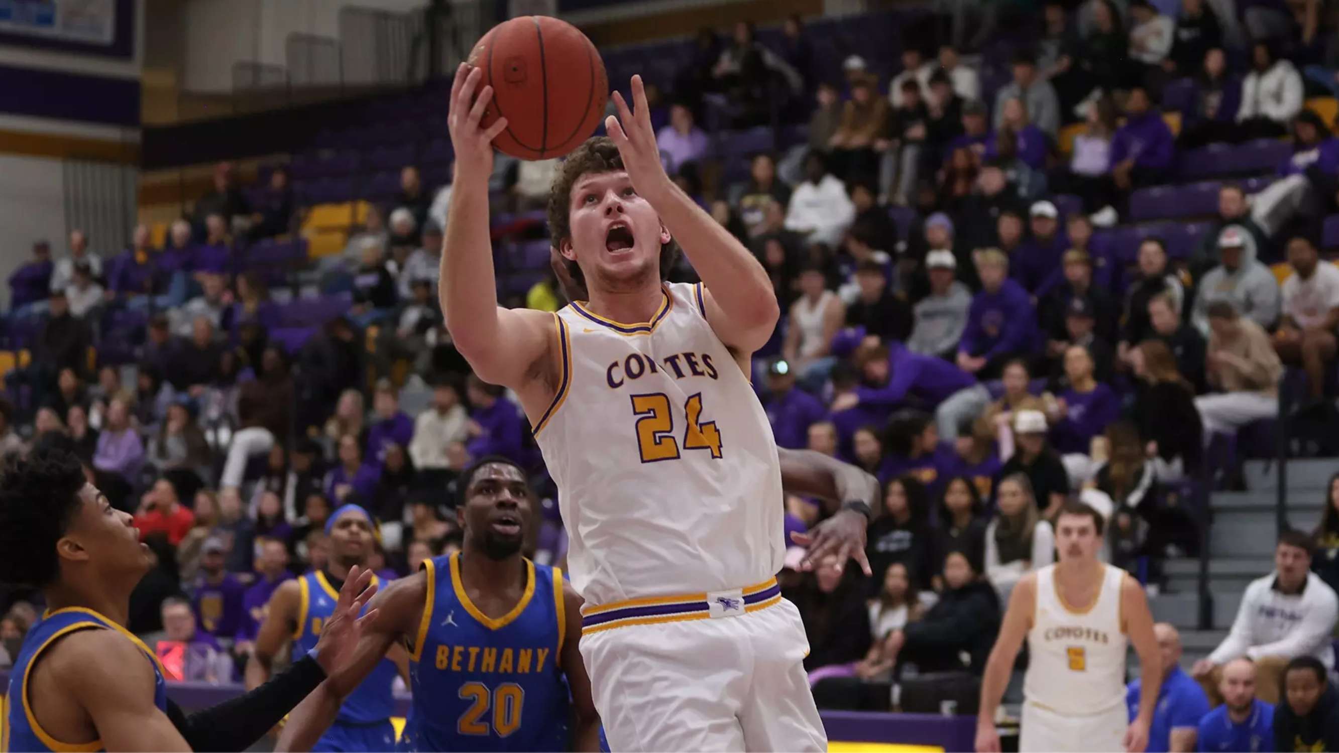 Coyote MBB wins close one, stops Threshers 71-70