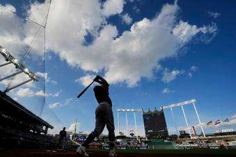 Tampa Bay Rays' Jonathan Aranda warms up on deck before the second inning of a baseball game against the Kansas City Royals, Tuesday, June 24, 2025, in Kansas City, Mo. (AP Photo/Charlie Riedel)