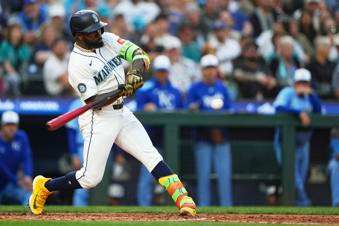  Seattle Mariners' Randy Arozarena hits a solo home run against the Kansas City Royals during the sixth inning of a baseball game Wednesday, July 2, 2025, in Seattle. (AP Photo/Lindsey Wasson)