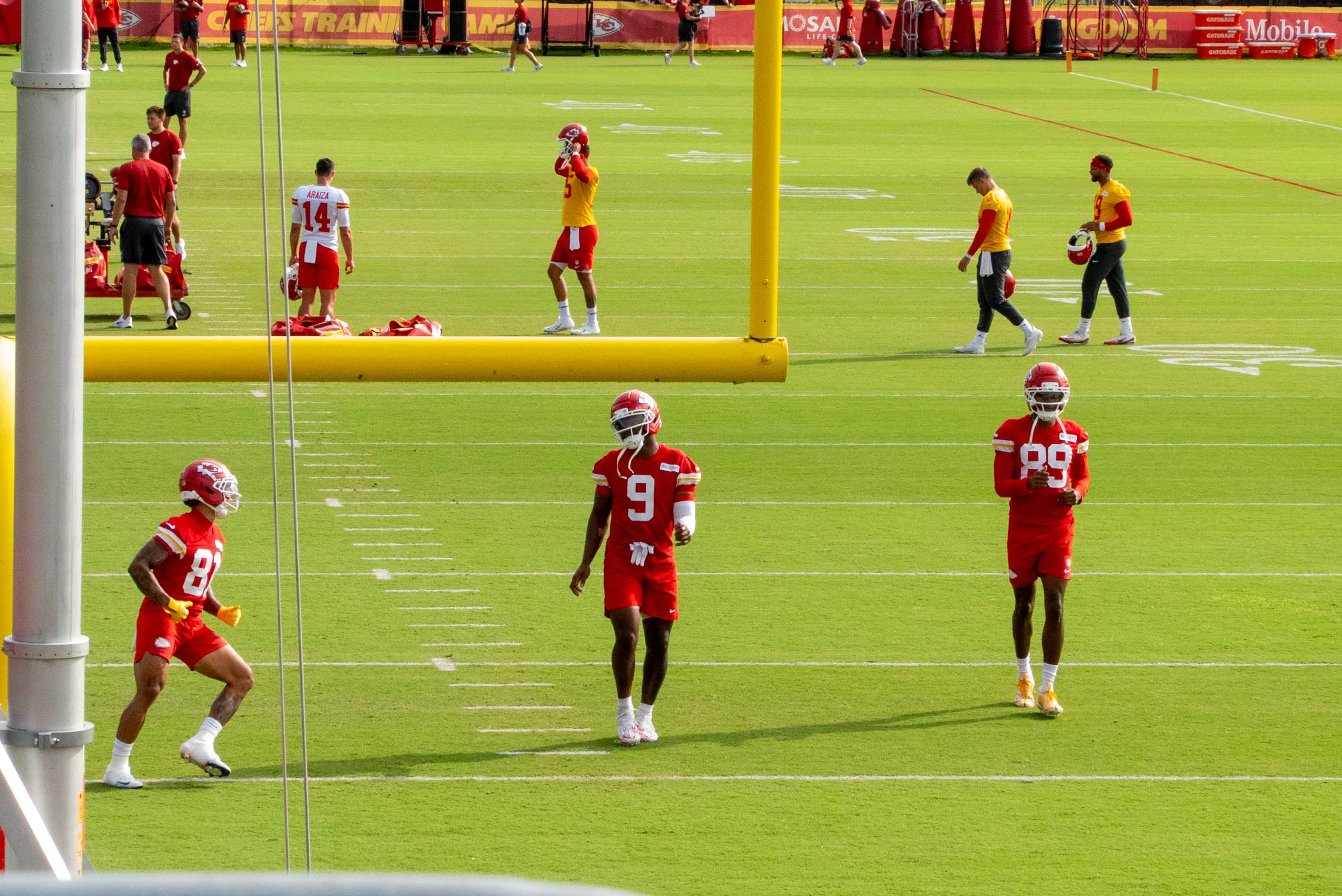 JuJu Smith-Schuster (9) warms up before a lighter 10-10-10 practice alongside Nikki Remigio (81) and Jason Brownlee (89)/ Photo by Justin Peacock