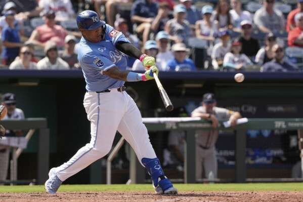 Kansas City Royals' Salvador Perez hits an RBI single to win the baseball game during the 10th inning against the Atlanta Braves, Wednesday, July 30, 2025, in Kansas City, Mo. (AP Photo/Charlie Riedel)