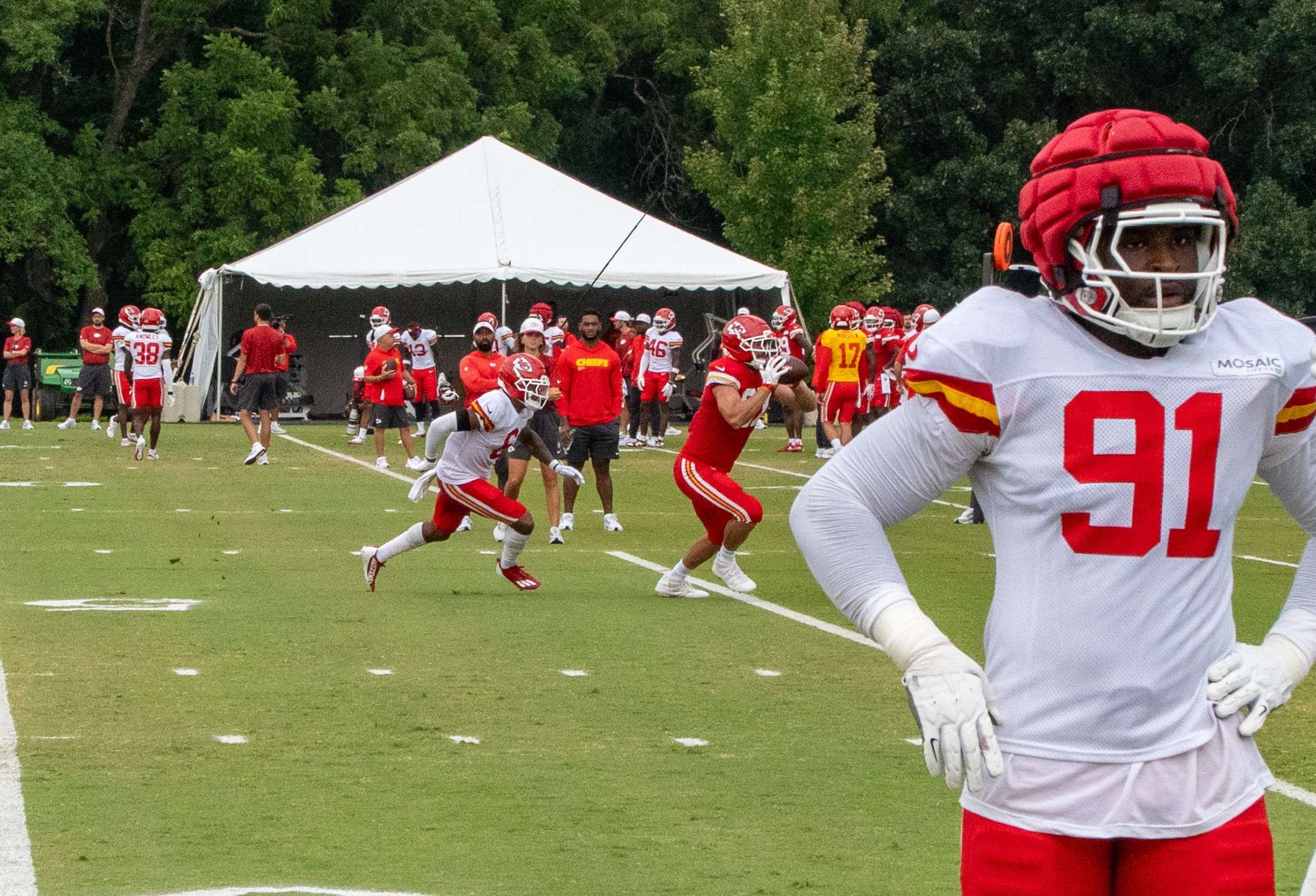 Travis Kelce catches a pass during Chiefs Training Camp/ Photo by Justin Peacock