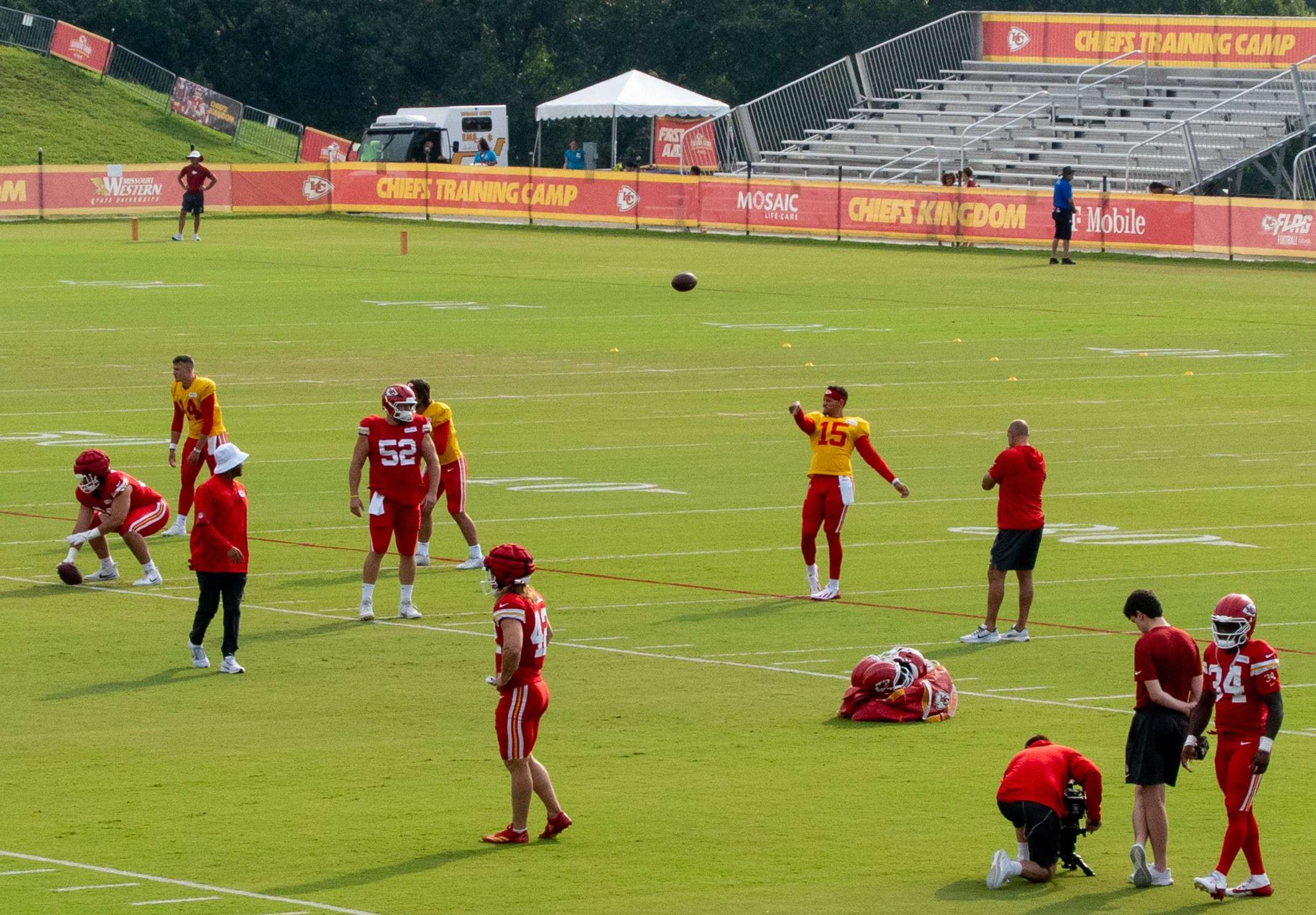 Patrick Mahomes warms  up as Matt Nagy watches on/ Photo by Justin Peacock