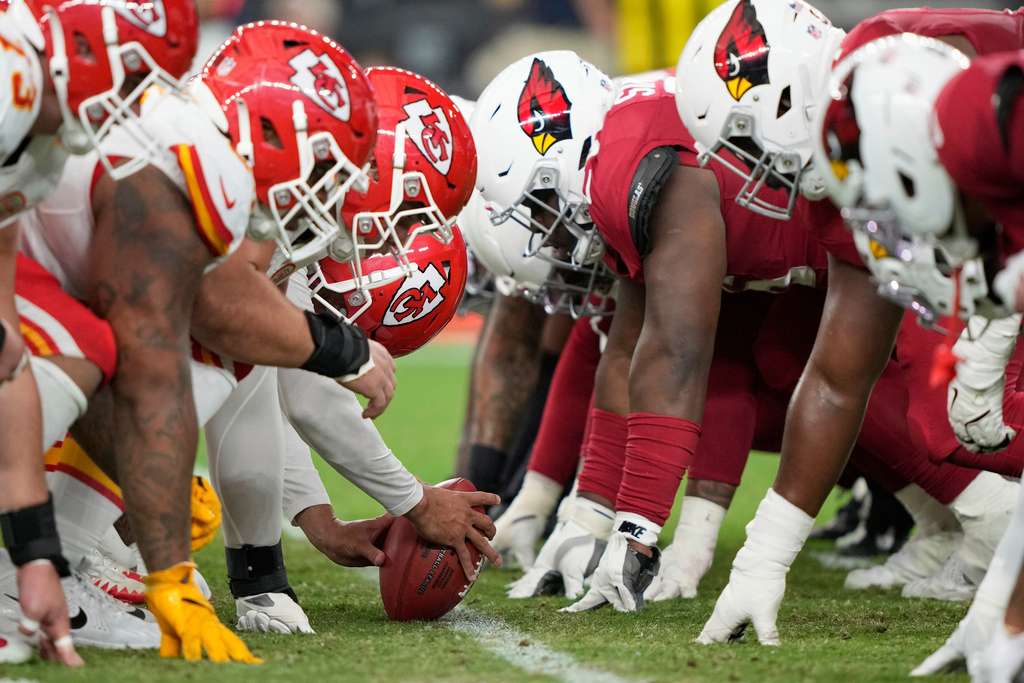 The Kansas City Chiefs and the Arizona Cardinals line up during the first half of an NFL preseason football game, Saturday, Aug. 9, 2025, in Glendale. (AP Photo/Doug Benc) 