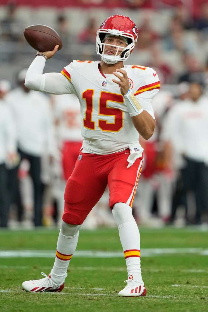 Kansas City Chiefs quarterback Patrick Mahomes throws against the Arizona Cardinals during the first half of an NFL preseason football game, Saturday, Aug. 9, 2025, in Glendale. (AP Photo/Doug Benc)