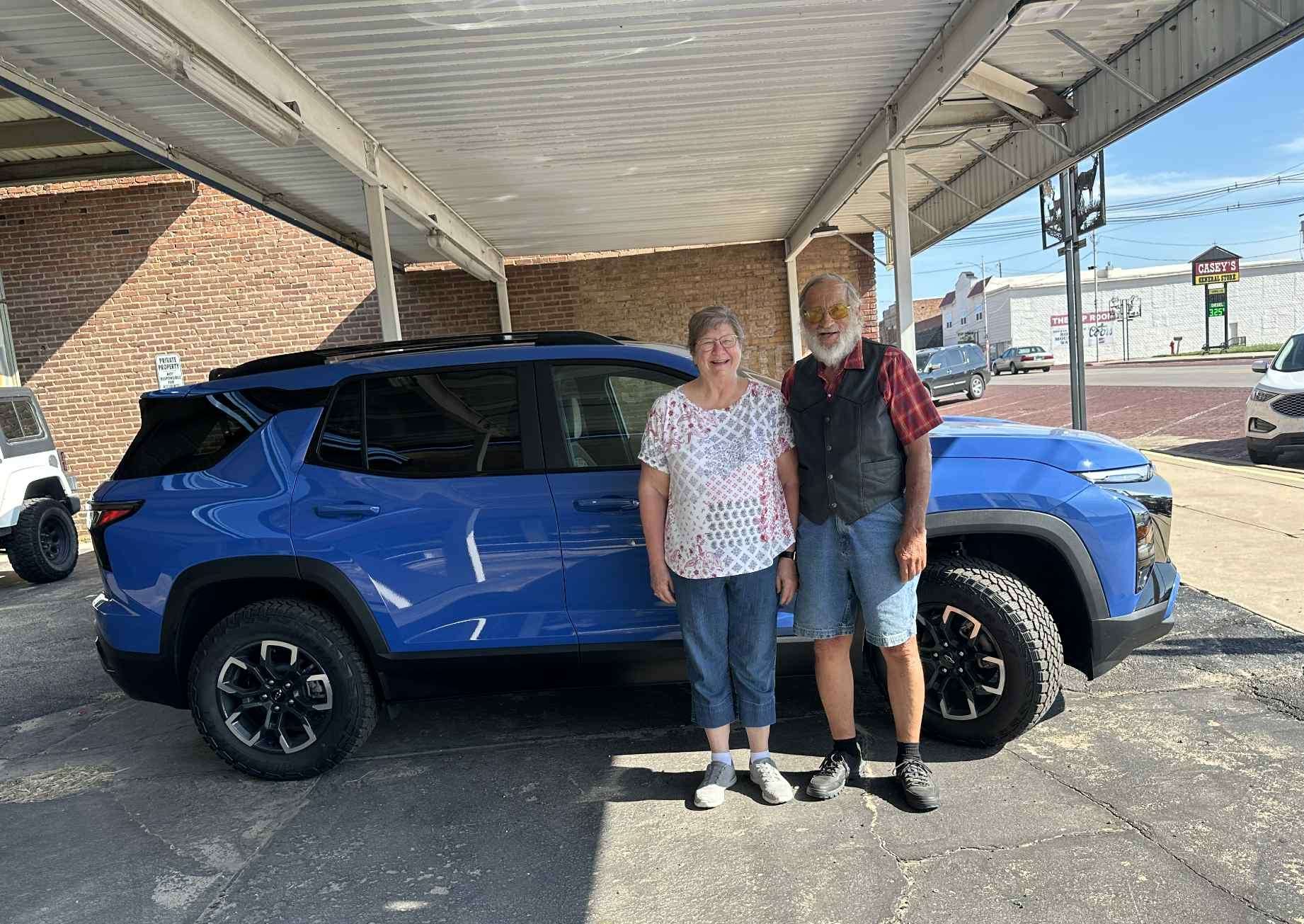 Donna and Denny McCormick with their brand new 2025 Chevy Equinox in Reef Blue.
