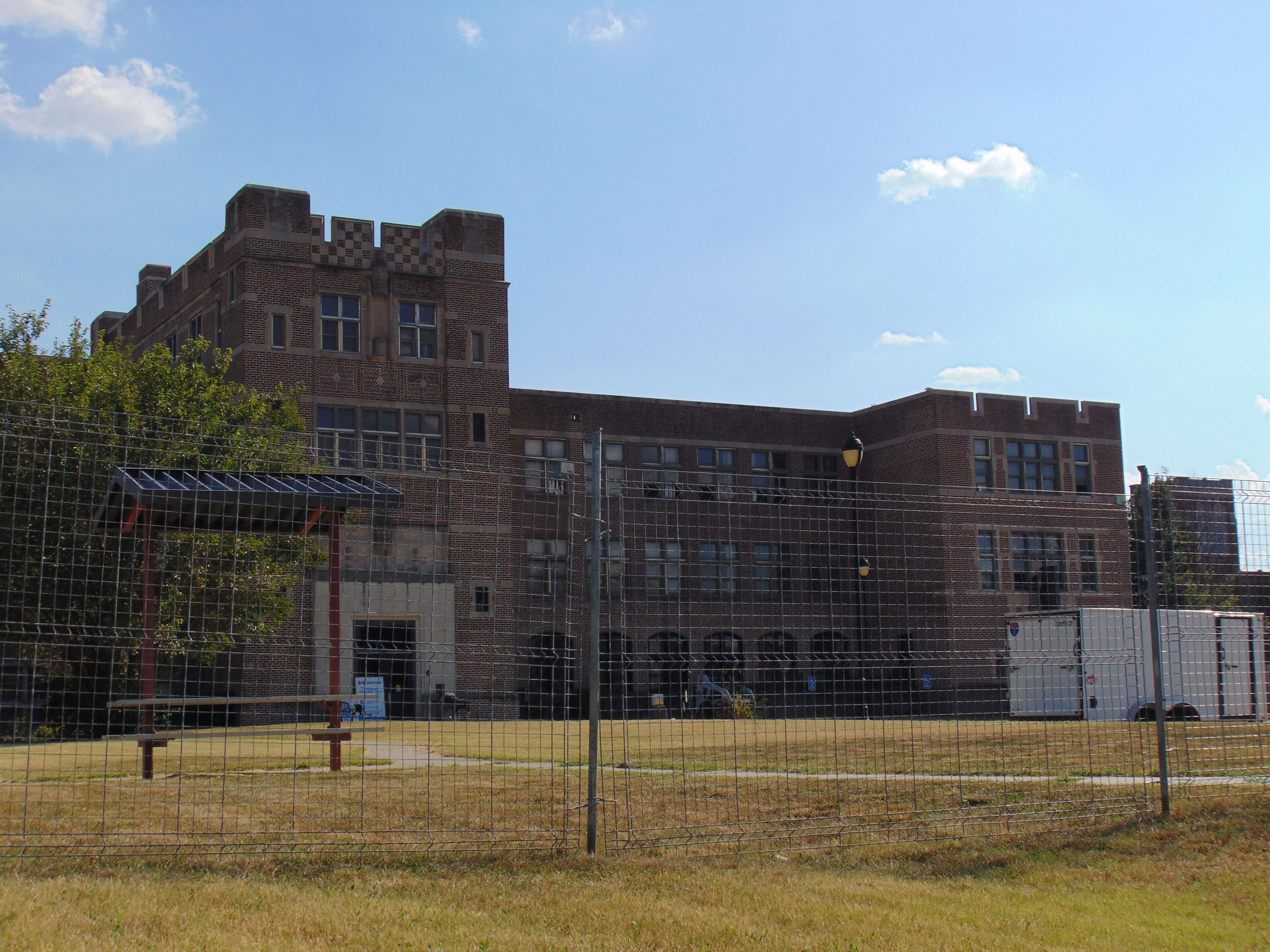 Former "Pioneer President's Place" apartment complex fenced off due to renovation. Photo by Nicolas Fierro.