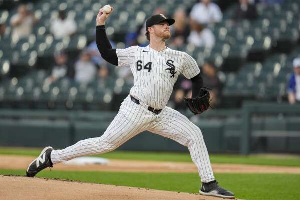 Chicago White Sox starting pitcher Shane Smith throws against the Kansas City Royals during the first inning of a baseball game Monday, Aug. 25, 2025, in Chicago. (AP Photo/Erin Hooley)
