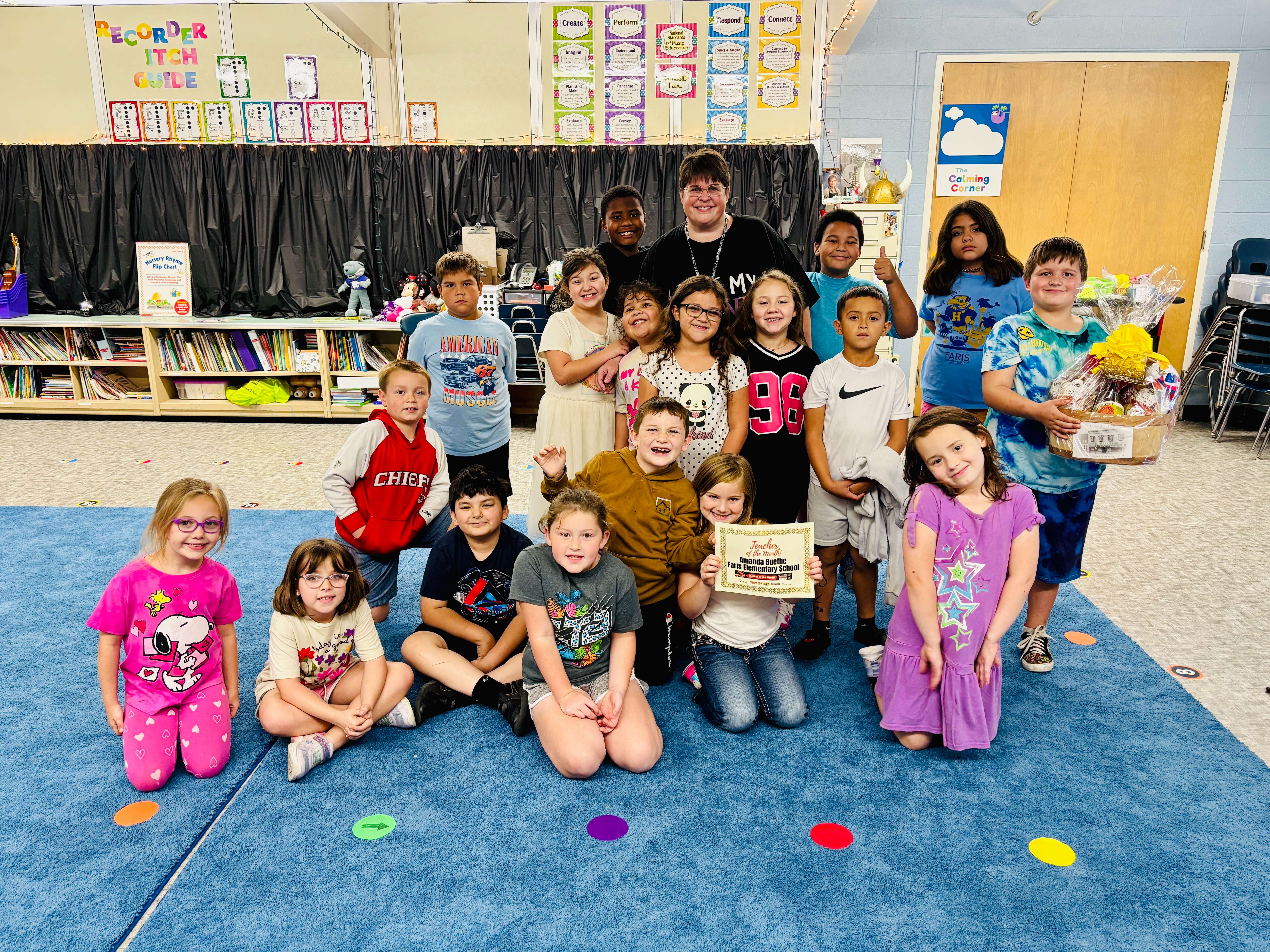 Amanda Buethe (back middle in black shirt) poses with her 2nd grade class at Faris Elementary School in Hutchinson, Kan., after receiving the Allen Samuels Chrysler Dodge Jeep Ram Teacher of the Month award for September. (Hutch Post Photo)