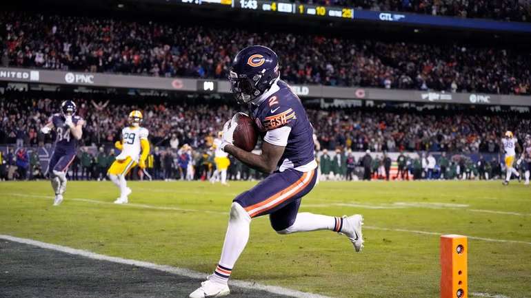 Chicago Bears' DJ Moore catches a touchdown pass during the second half of an NFL wild-card playoff football game against the Green Bay Packers Saturday, Jan. 10, 2026, in Chicago. (AP Photo/Nam Huh)