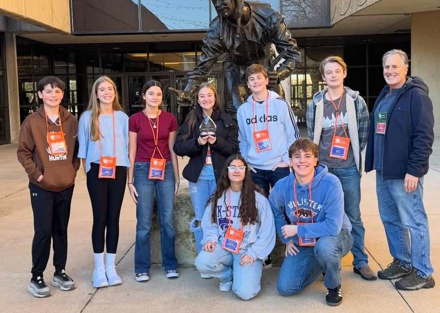 (standing) Lathem Kizar, Kate McGlynn, Natalie Williams, Jaiden Jaeger, James McGlynn, Issac Dyson and teacher Greg McGlynn, &nbsp;(kneeling) Danika Zimmerman and Trace DeShon. (Courtesy photo)