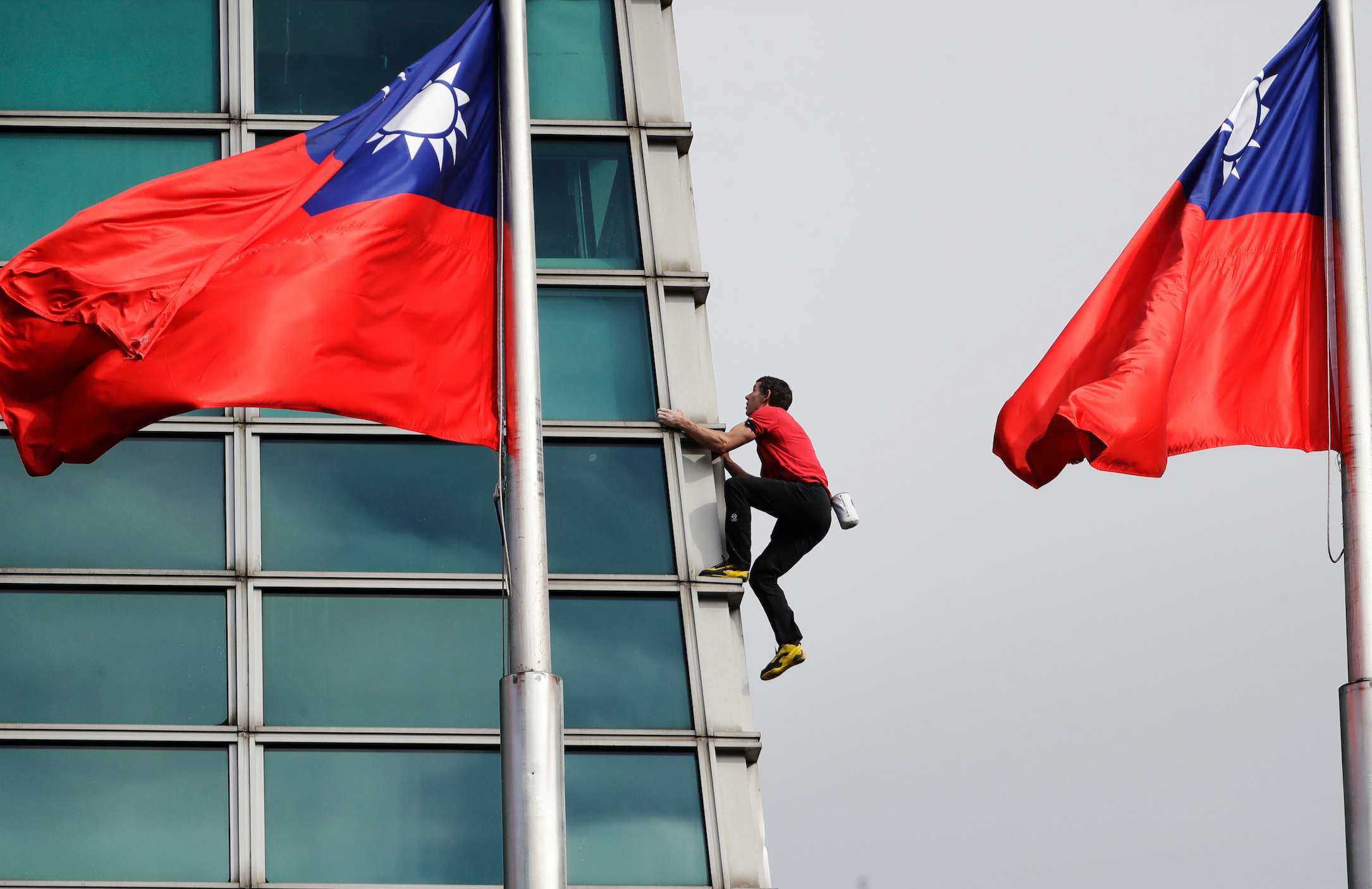 Rock climber Alex Honnold, of the U.S., performs a free solo climb of the Taipei 101 skyscraper in Taipei, Taiwan, Sunday, Jan. 25. 2026. (AP Photo/Chiang Ying-ying)