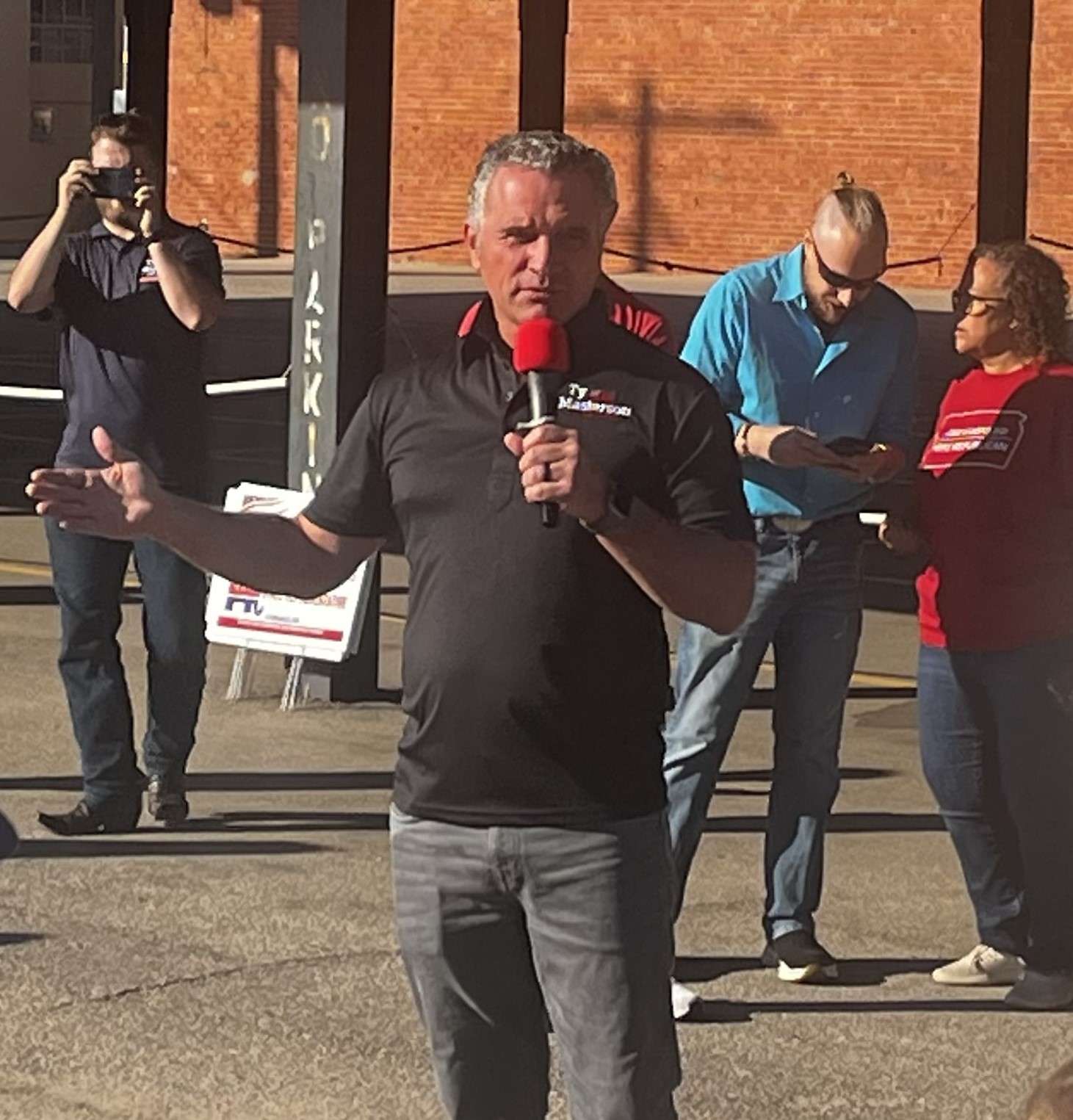 Ty Masterson speaks to attendees at the GOP bus stop in Hutchinson. (Hutch Post photo)