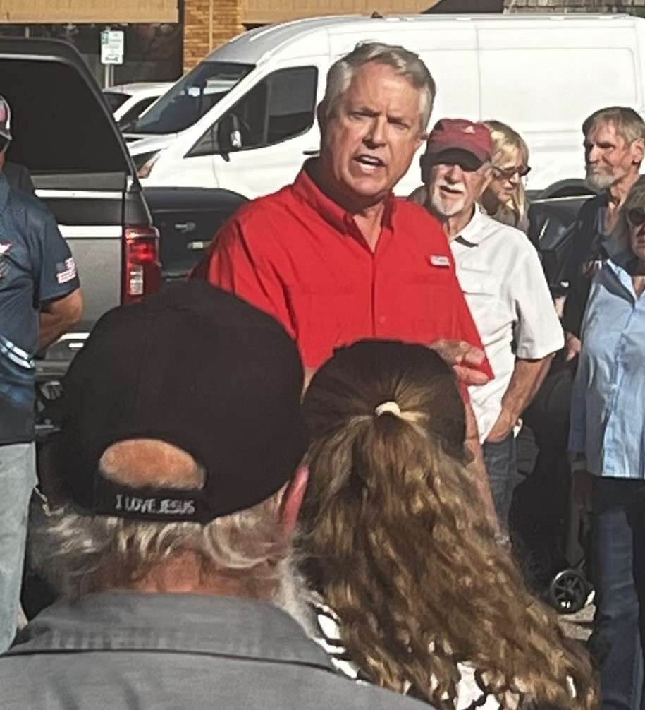 Senator Roger Marshall speaks to attendees at the GOP bus stop in Hutchinson. (Hutch Post photo)