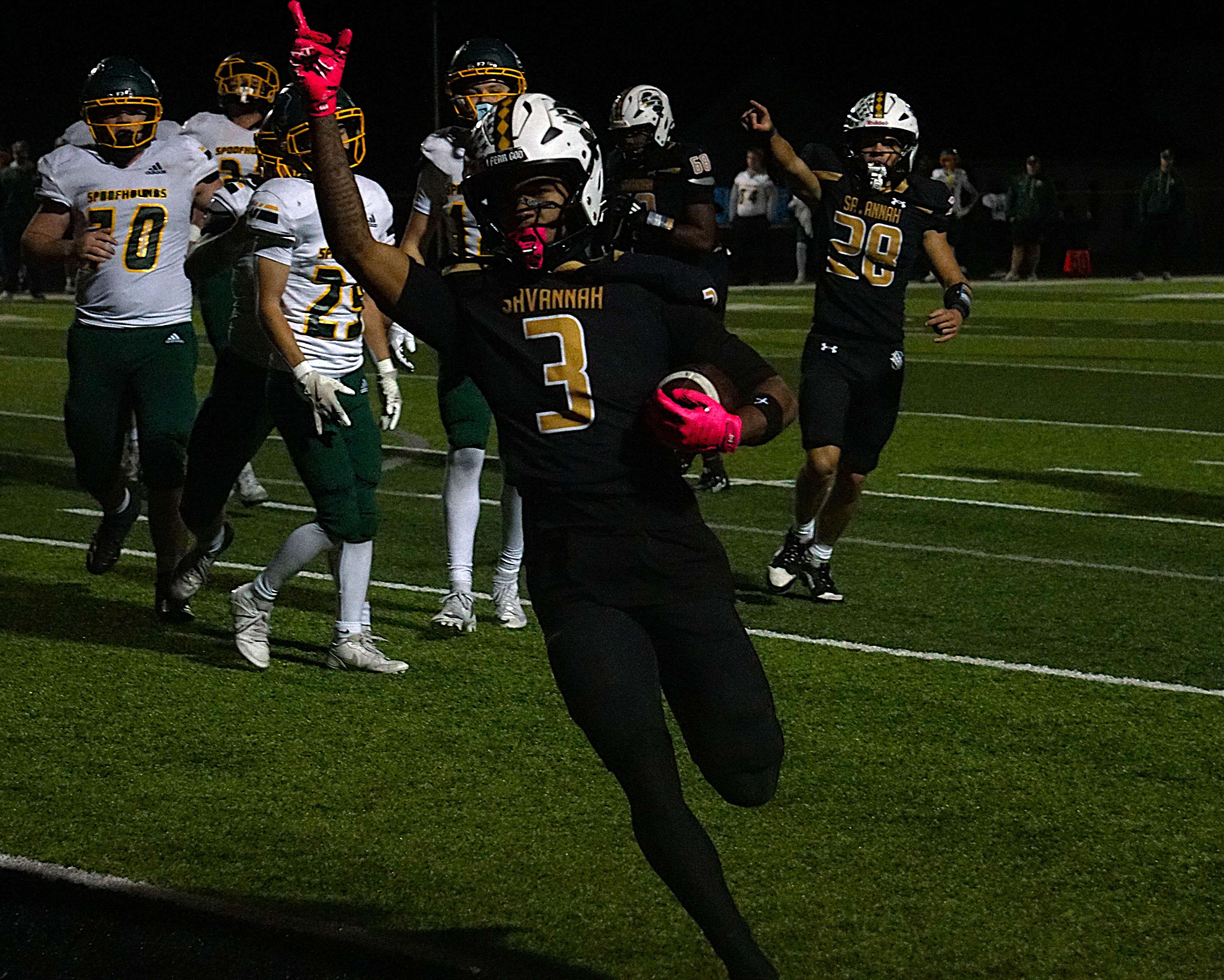 Makhi King rushes for a touchdown in the fourth quarter/ Photo by Matt Pike