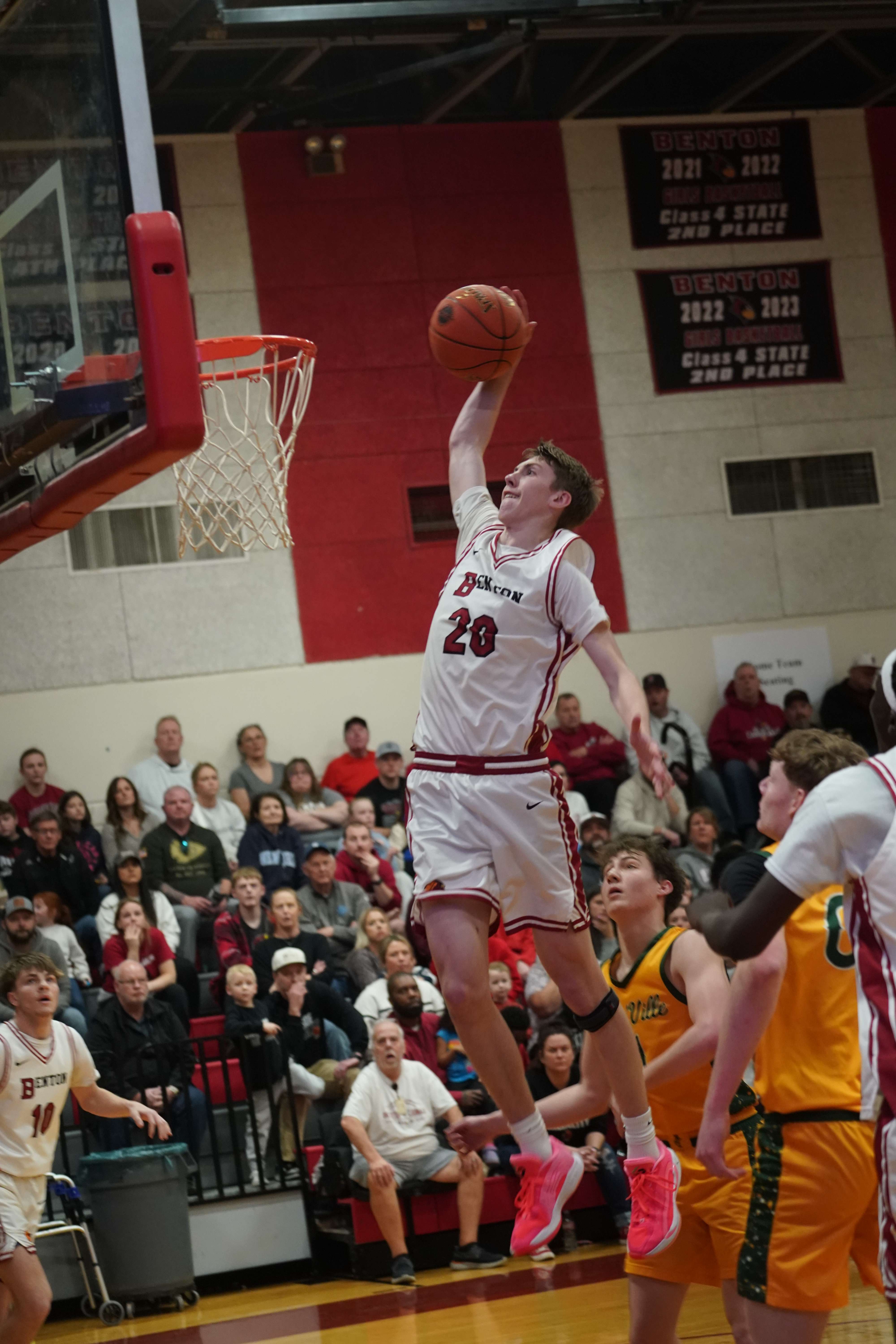 Lincoln Goodwin goes up for a dunk against Maryville/ Photo courtesy of Clifton Grooms