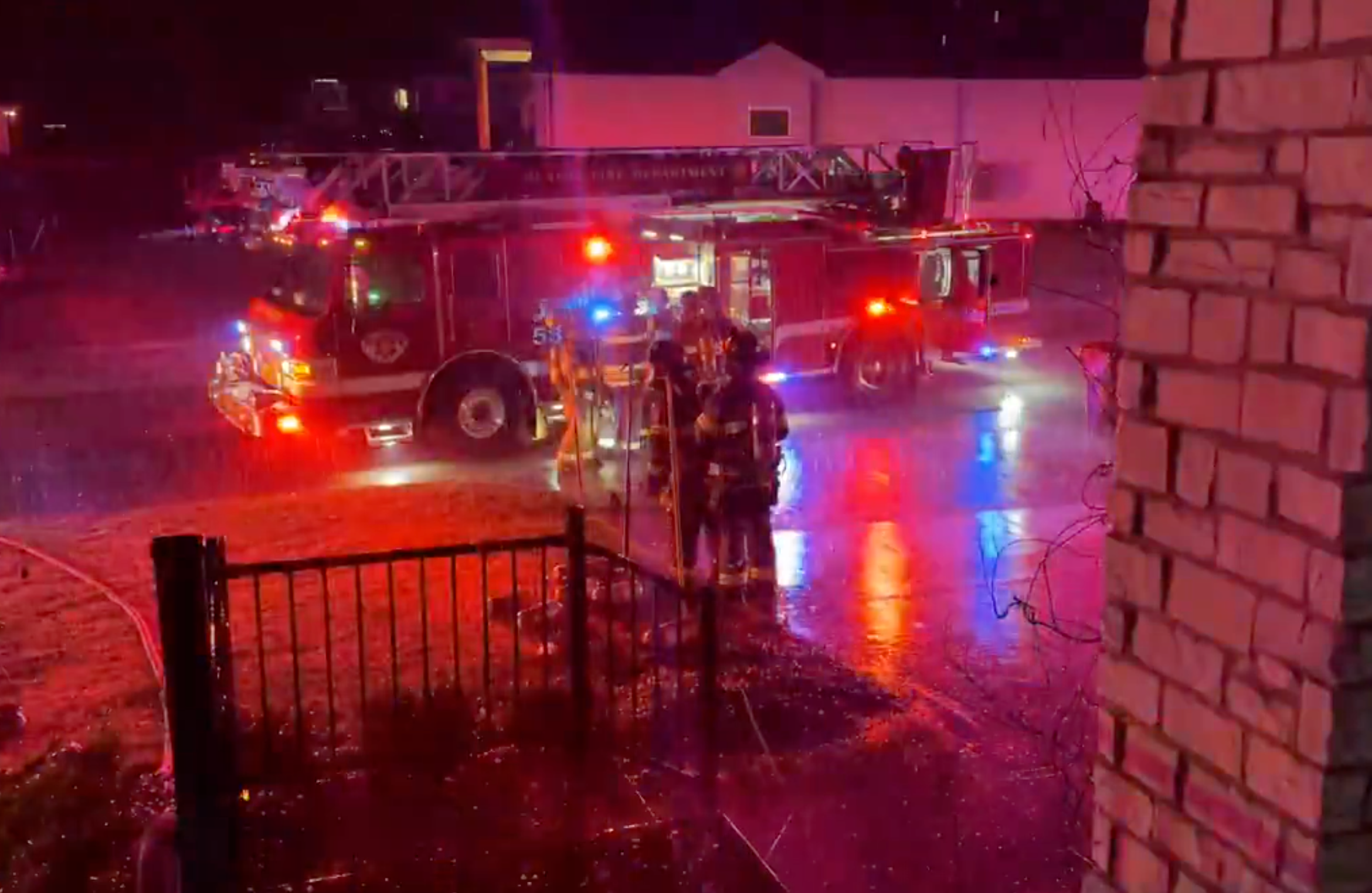 🎥Crews fight Kansas house fire during hail storm