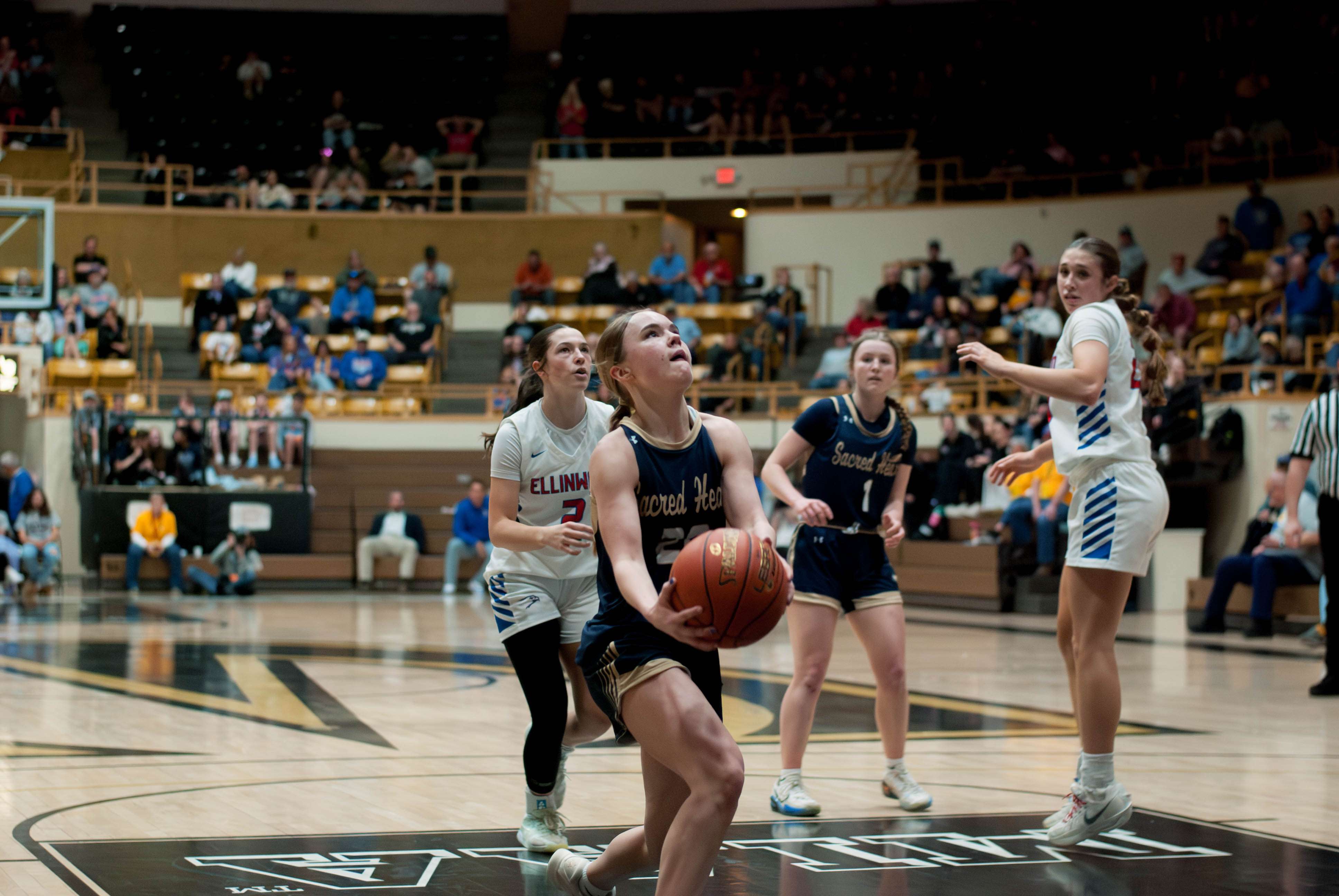 Emmy Lee knocks down a tough shot in the first quarter. Photo by Trae Toelle
