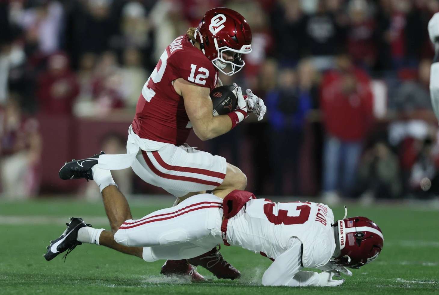Oklahoma tight end Jaren Kanak (12) runs against Alabama during the first round of an NCAA College Football playoff, Friday, December 19, 2025 in Norman, Oklahoma (AP photo/Nate Billings)