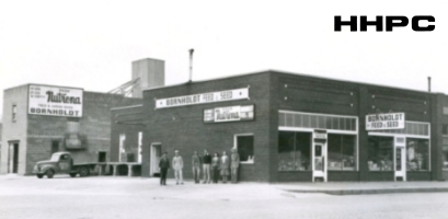 Bornholdt Feed &amp; Seed (Vernon &amp; Edna) - 25 E.  4th (4th &amp; Walnut) - 1946. Courtesy of the Conard-Harmon Collection.