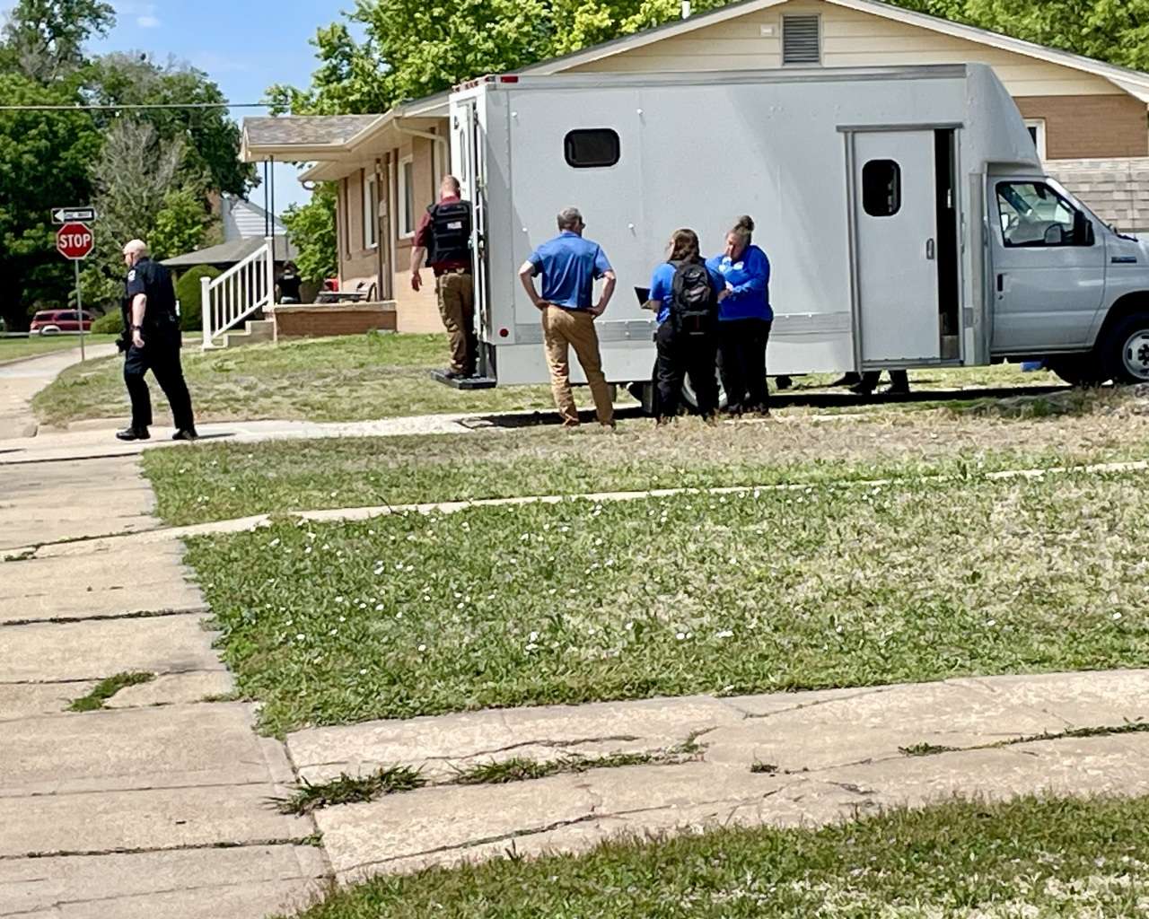 Law enforcement at 24th and Fort Street. Photo by Becky Kiser/Hays Post