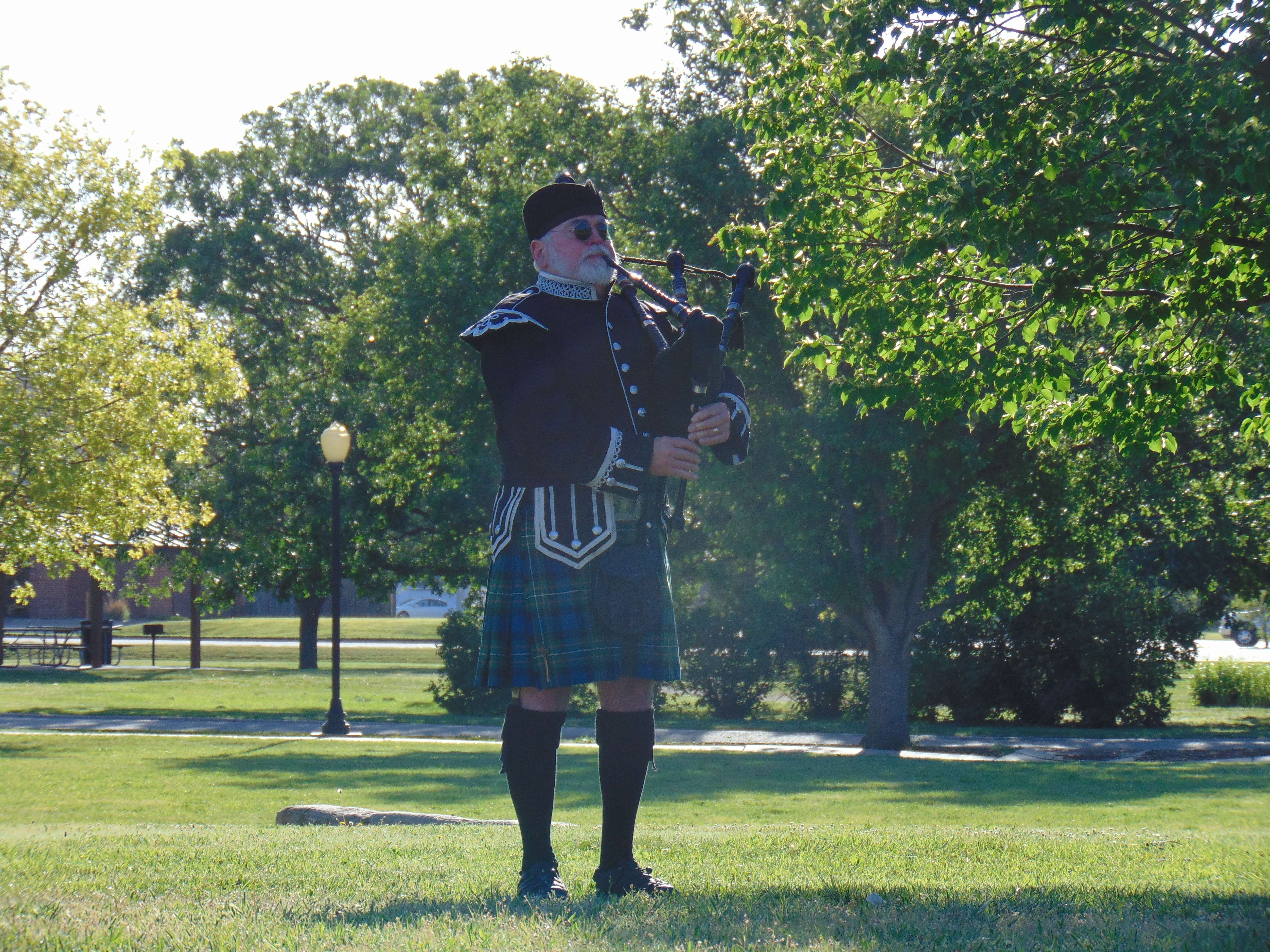 Terry Ferguson performs the bagpipes - Photo, Nicolas Fierro