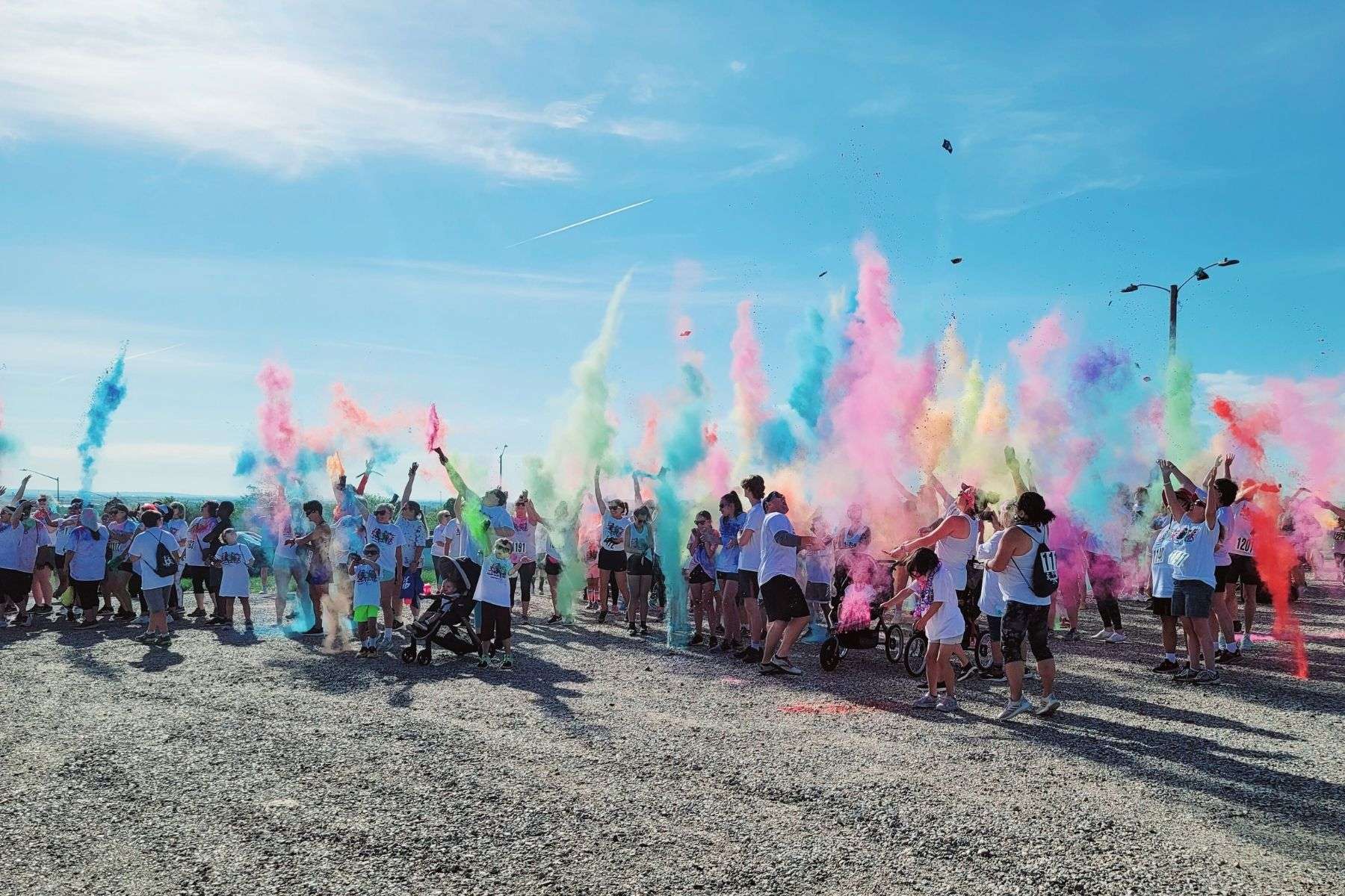 United Way Color Dash color toss to start the 5K from the last time this event occurred (courtesy UWWN)