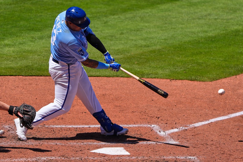 Kansas City Royals' Salvador Perez hits a two run single during the fifth inning of a baseball game against the Seattle Mariners, Sunday, May 24, 2026, in Kansas City, Mo. (AP Photo/Charlie Riedel)