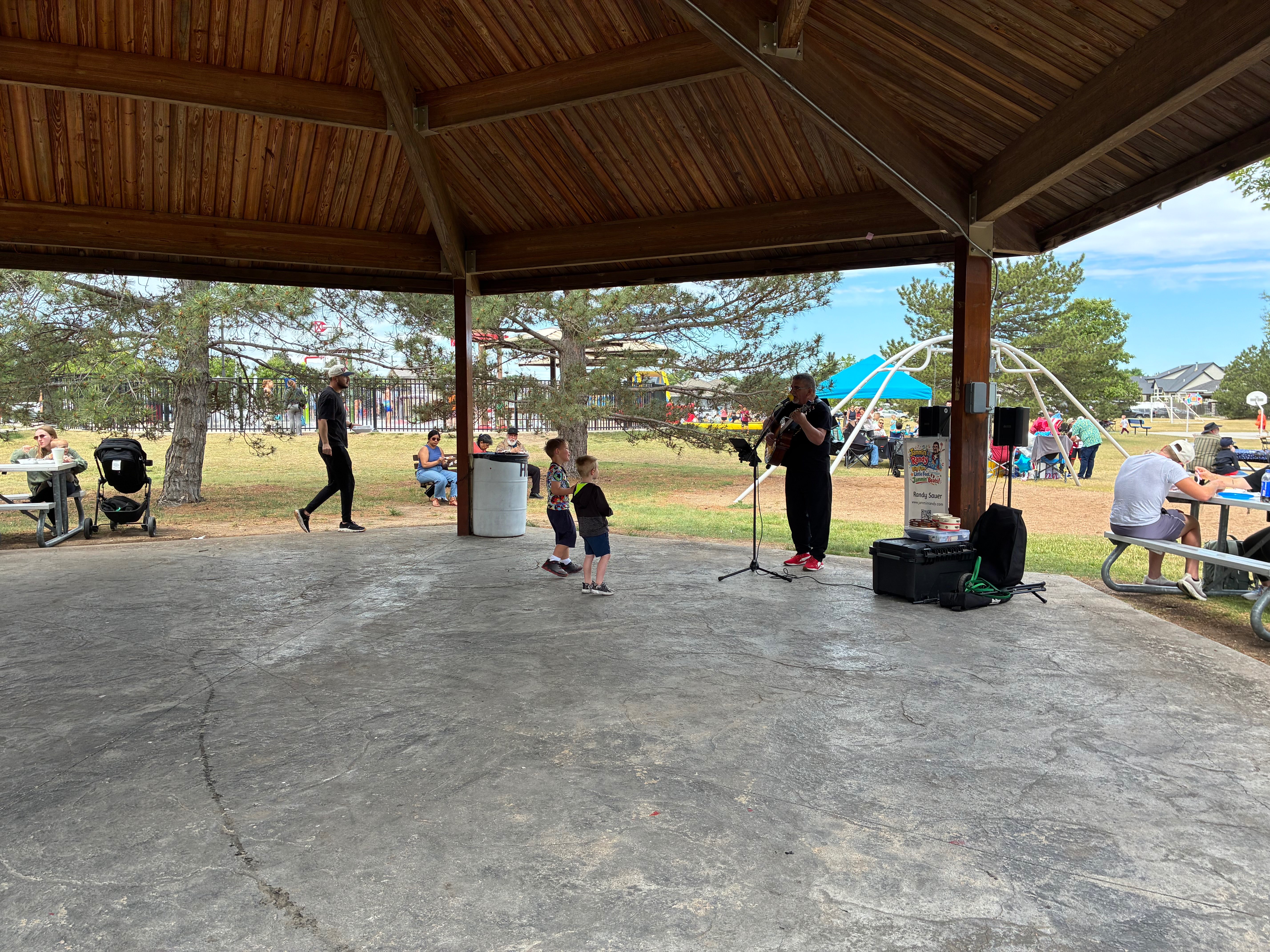 Jammin Randy entertains families during Picnic in the Parc, getting the crowd dancing and singing along to favorites ,including “Dance Like a Hippopotamus.” Photo by Alin Hett/ Hays Post<br>