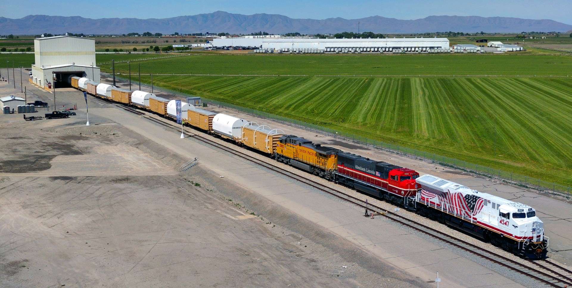 Union Pacific Railroad’s newest commemorative locomotive No. 4547 begins its first mission hauling rocket parts for NASA’s Artemis III lunar exploration program. (Union Pacific)