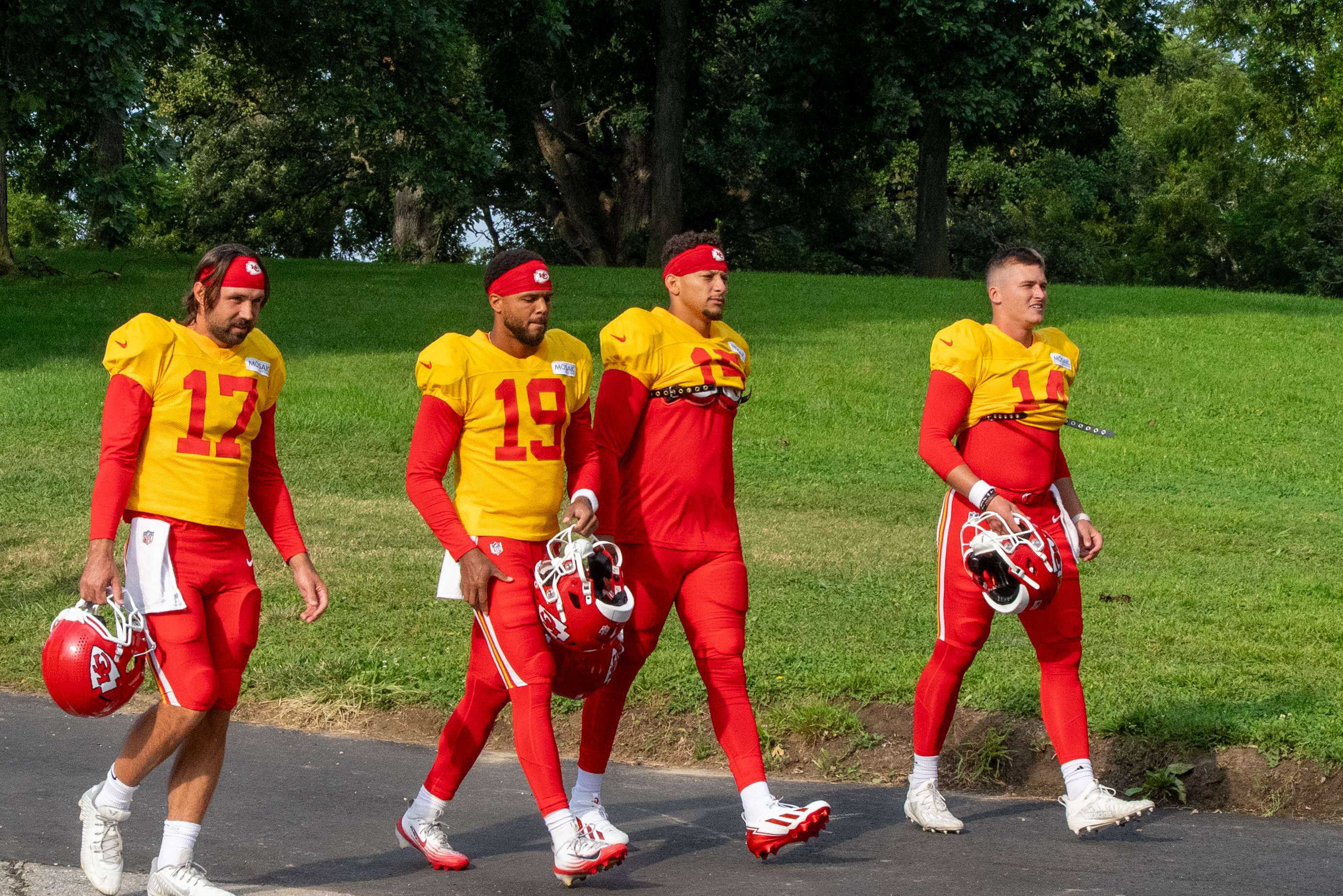 Patrick Mahomes walks down the hill during 2025 Chiefs Training Camp/ Photo by Justin Peacock