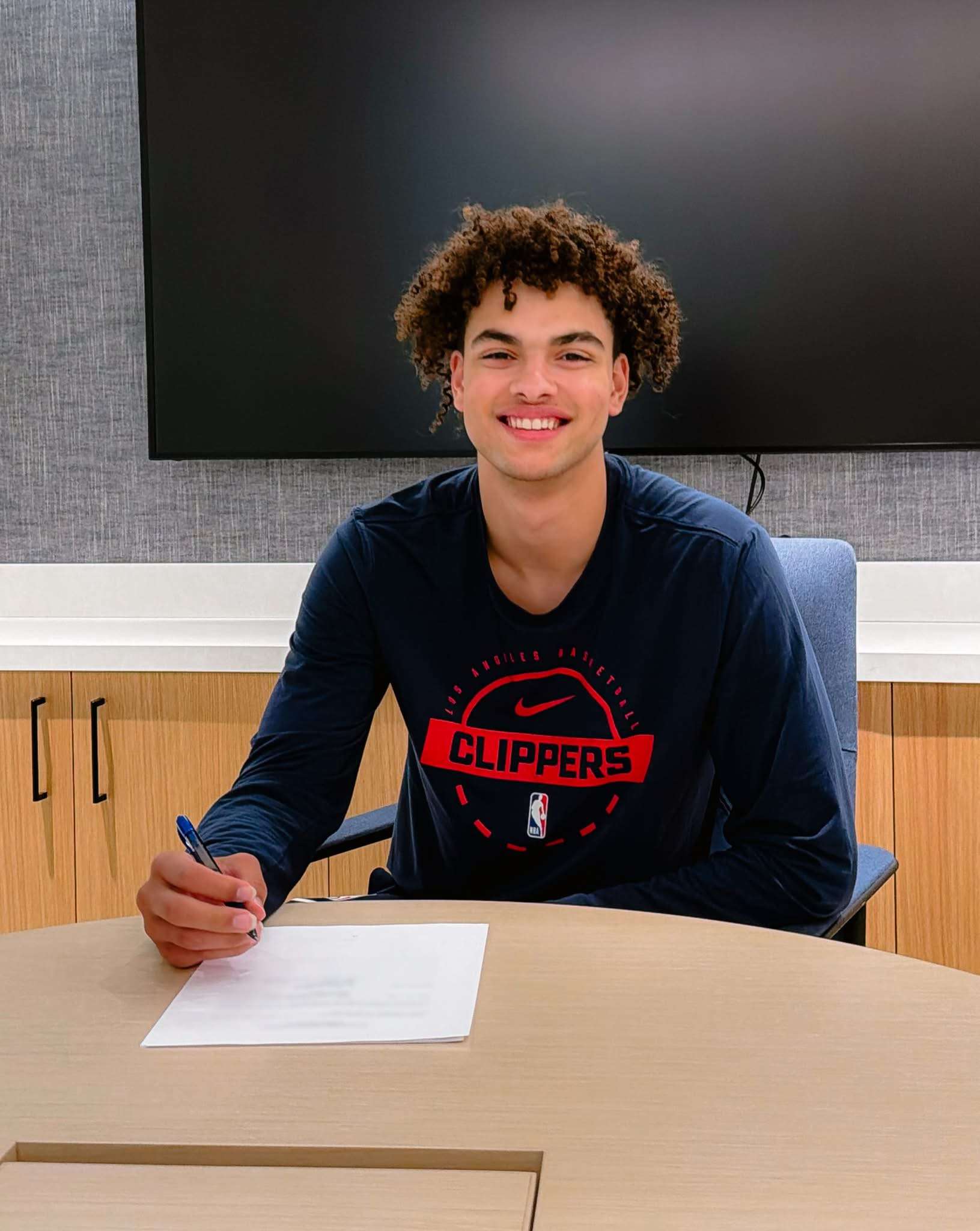 Wagler signs his contract with the LA Clippers.