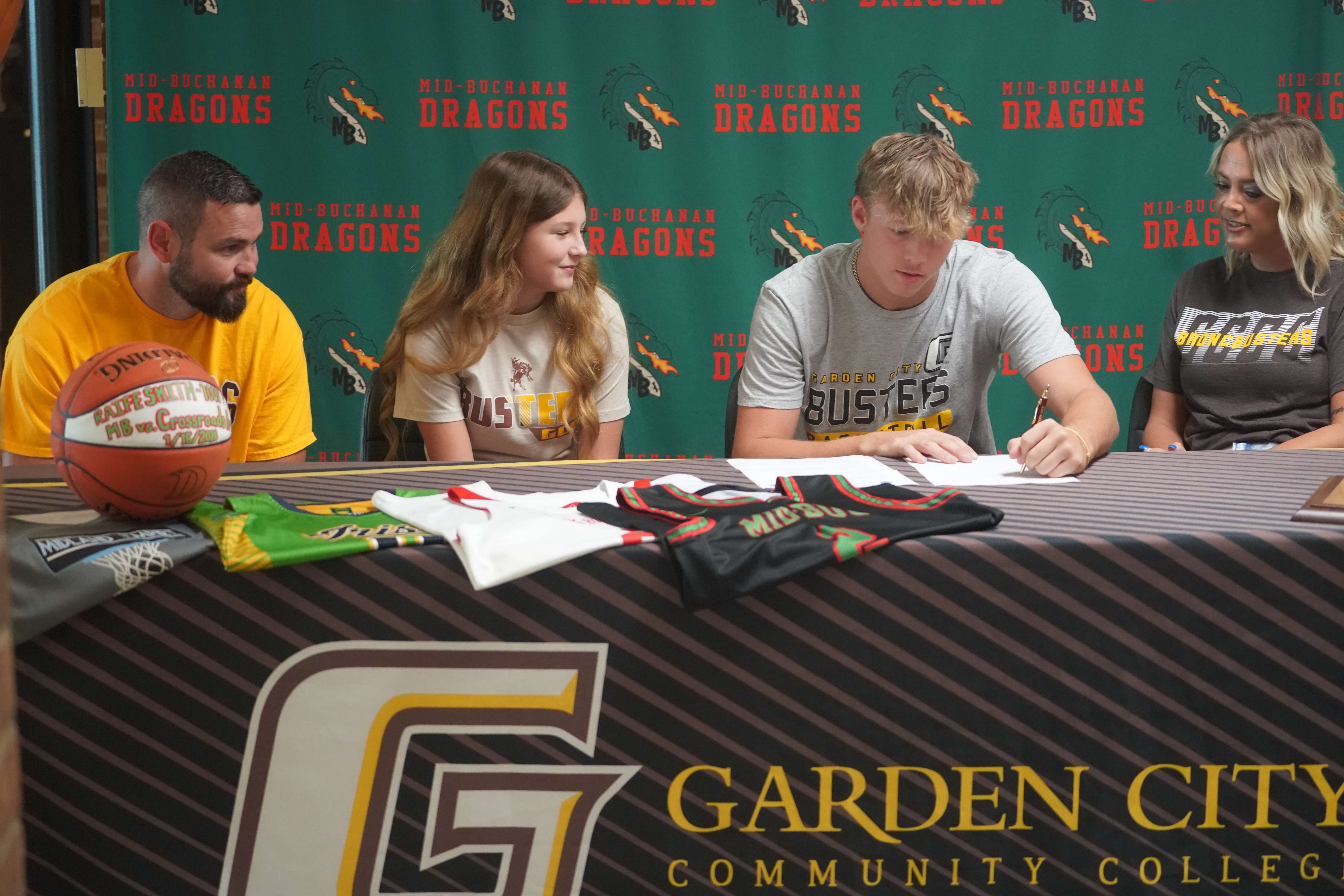 Mid-Buchanan standout athlete Raife Smith signed his NIL to Garden City Community College to continue his basketball career/ Photo by Clifton Grooms