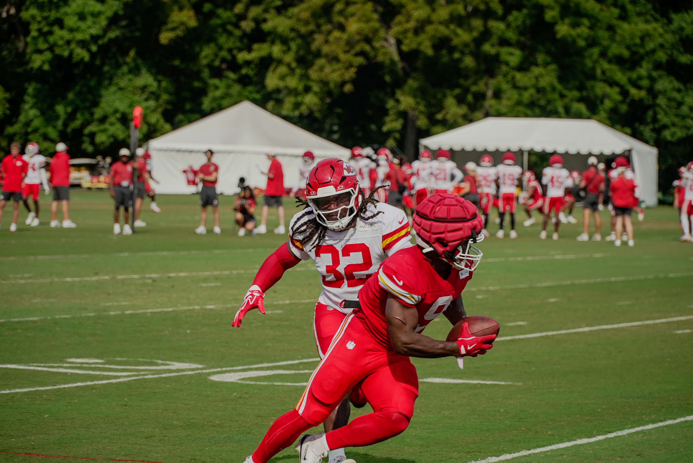 Linebacker Nick Bolton pursues running back Kenneth Walker during a 7-on-7 drill/ Photo by Justin Peacock